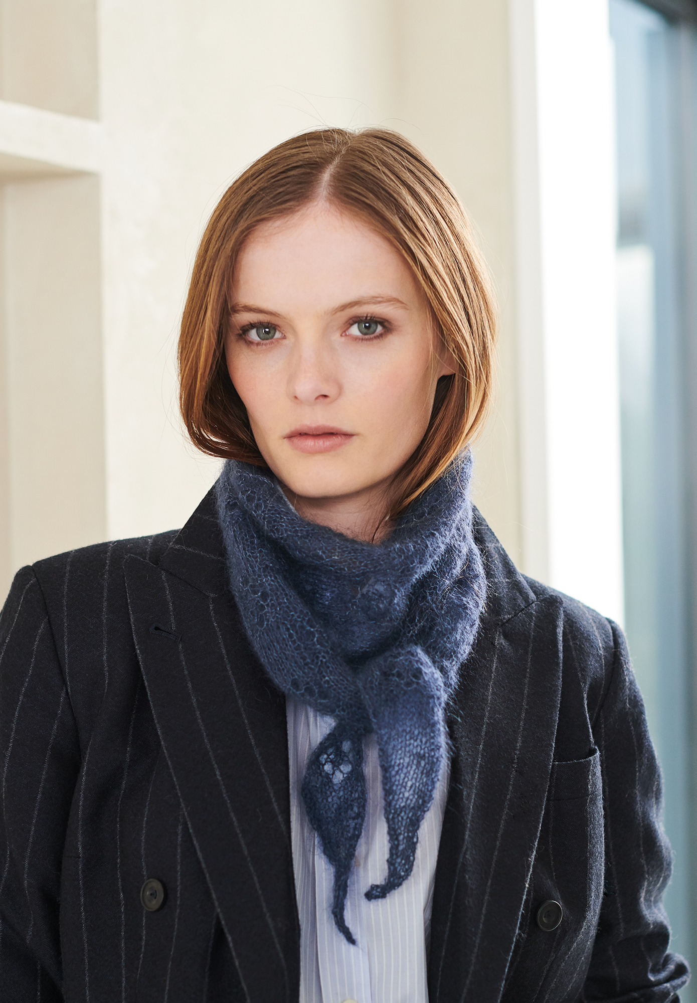 Frau trägt gestrickte Dreieckstuch in Dunkelblau: Modell 02 aus Lovewool No. 19