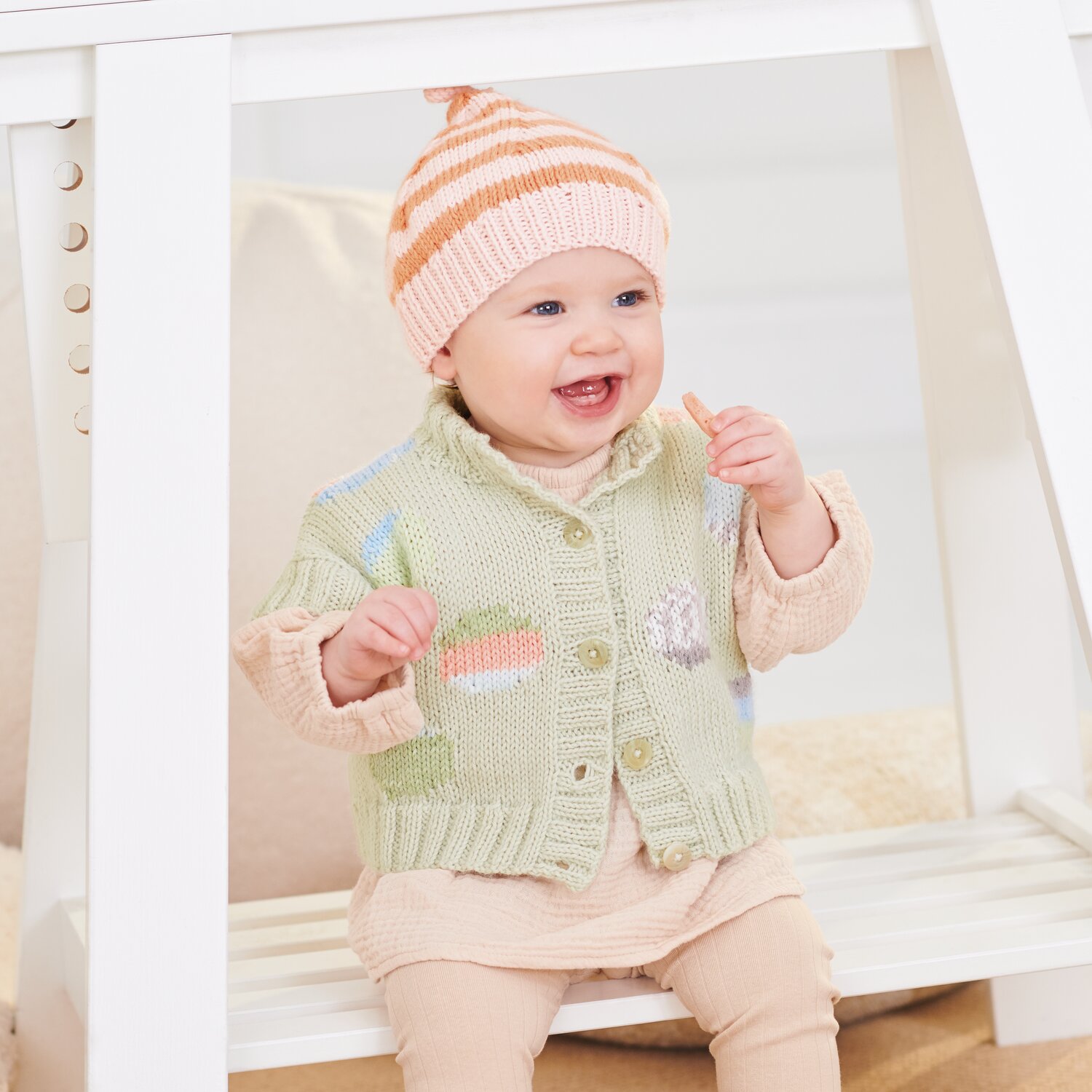 Strickset Weste Modell 22 aus Baby 042 von Rico Design