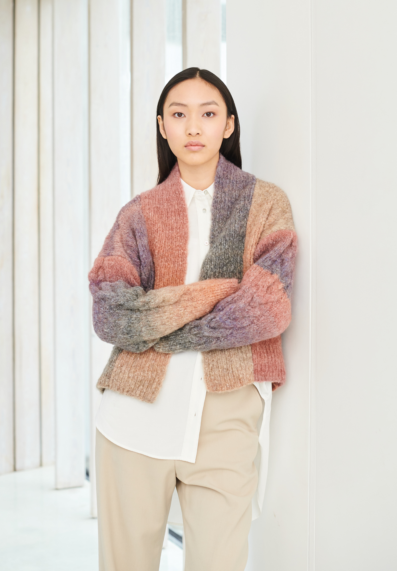 Frau trägt gestrickten Cardigan in warmen Naturtönen: Modell 15 aus Lovewool No. 19