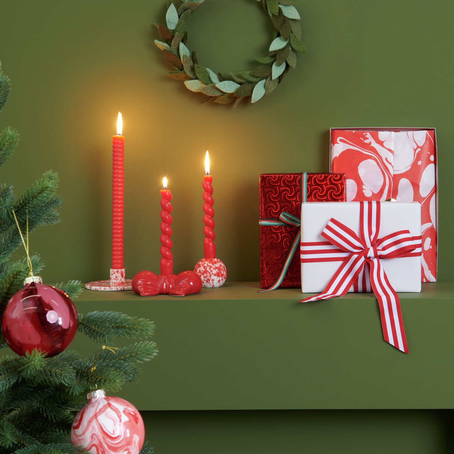 Porzellan Kerzenhalter rund Rot/Weiß auf grünem Regal mit roten Kerzen und Geschenken.