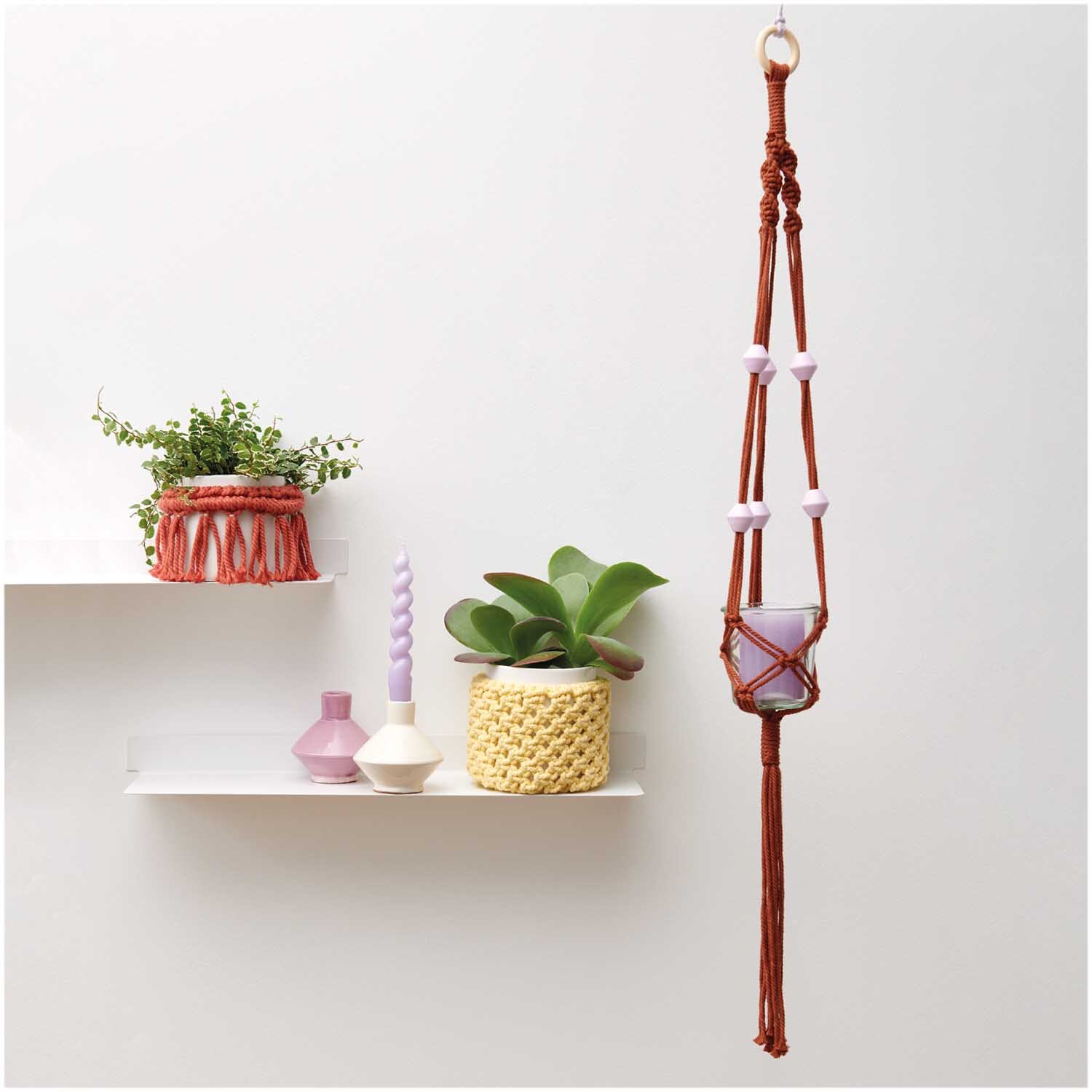 Makramee Set Windlicht aus natürlichem Garn, ideal für gemütliche Abende, von Rico Design.