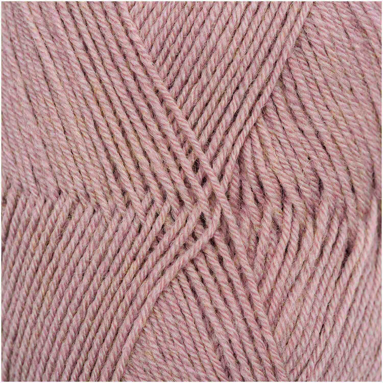 Superba Premium 4fädig Wolle in Altrosa von Rico Design, Nahaufnahme der weichen, strukturierten Fasern.