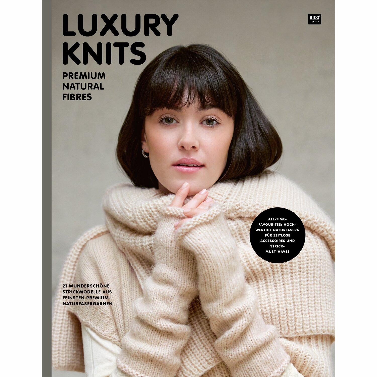 Luxury Knits - Premium Natural Fibres: Frau in cremefarbenem Strickpullover, elegant und warm.