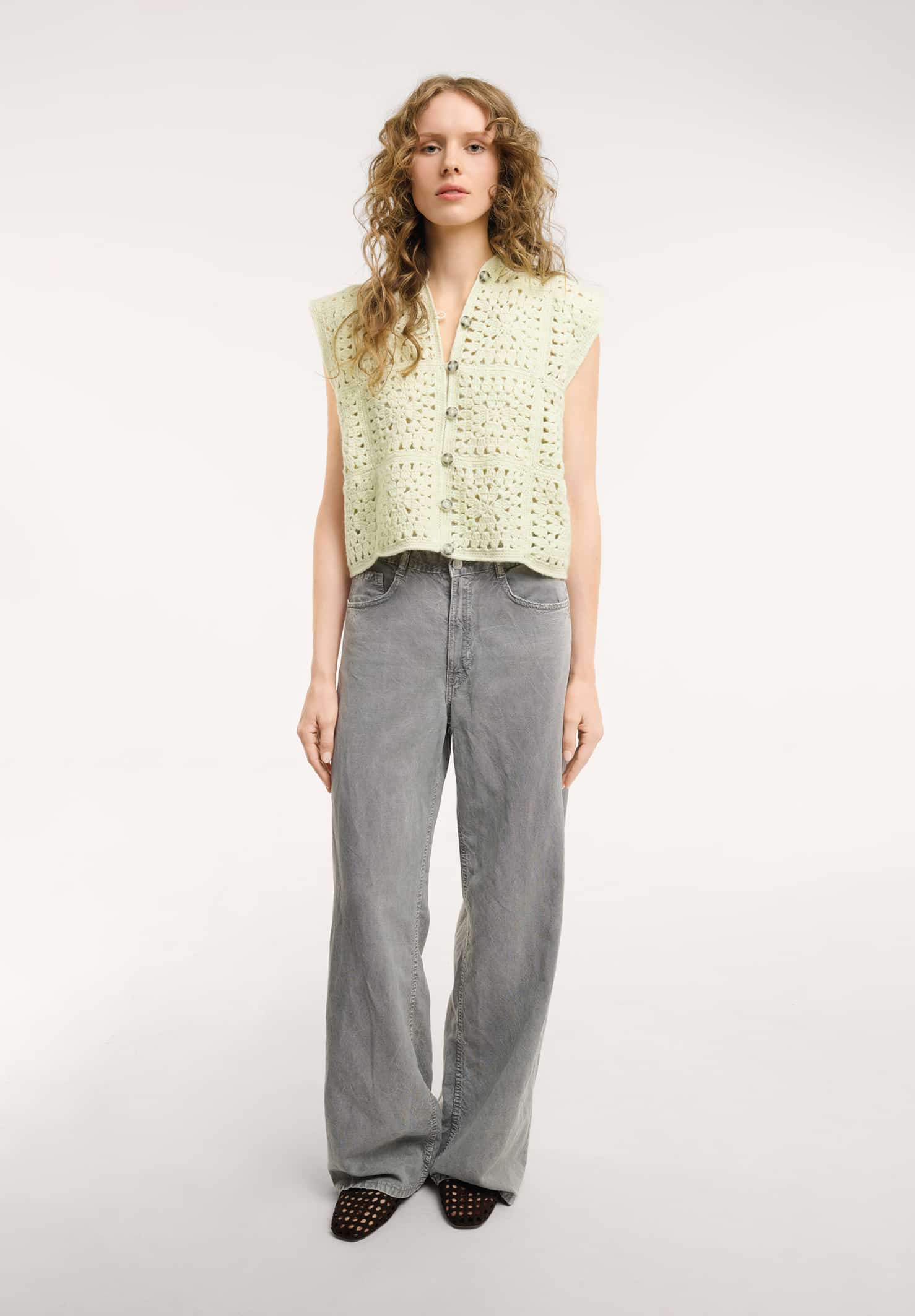 Frau trägt gehäkelte Weste in Creme: Modell 19 aus Made by Me No. 22