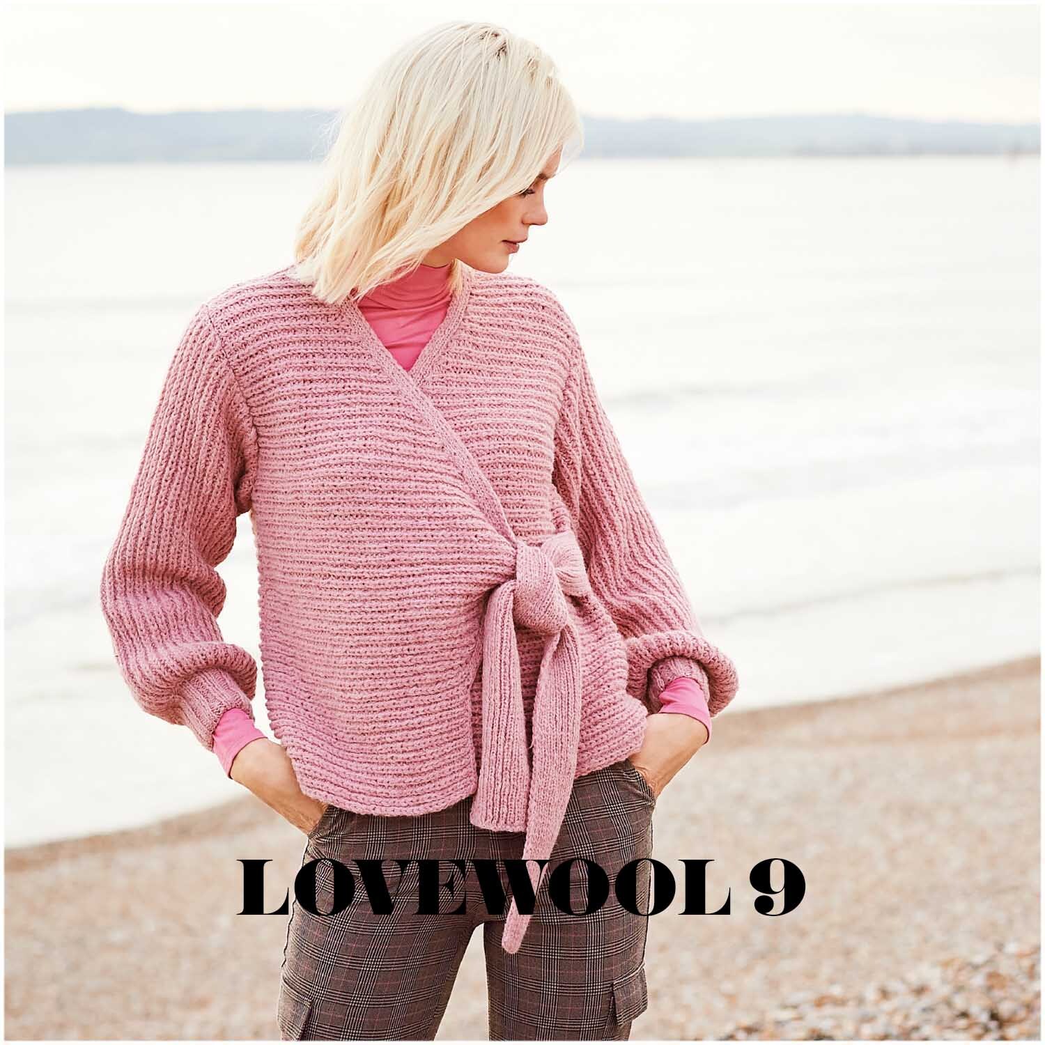 Rico Luxury Alpaca Superfine aran: Frau am Strand in altrosa Strickjacke von Rico Design, 50g 140m.