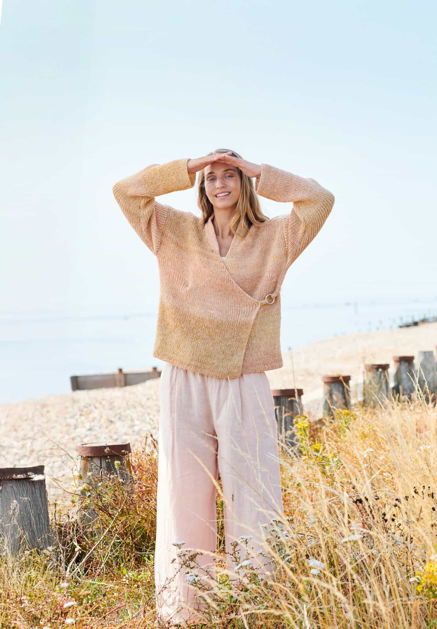 Frau trägt gestrickte Jacke in Pfirsichtönen: Modell 17 aus Lovewool No. 22