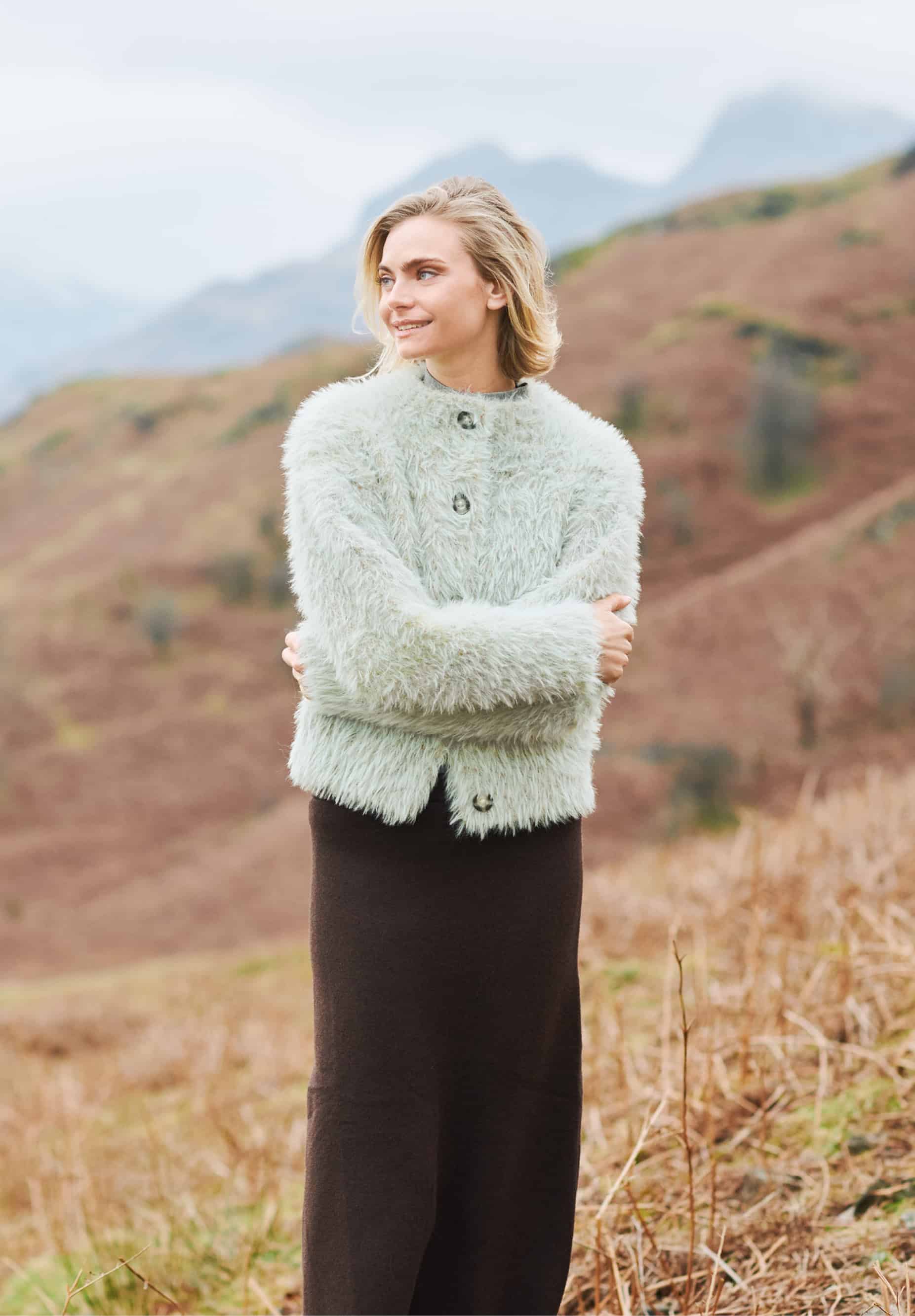 Frau trägt gestrickte, hellblaue Jacke in Felloptik: Modell 06 aus Lovewool No. 23
