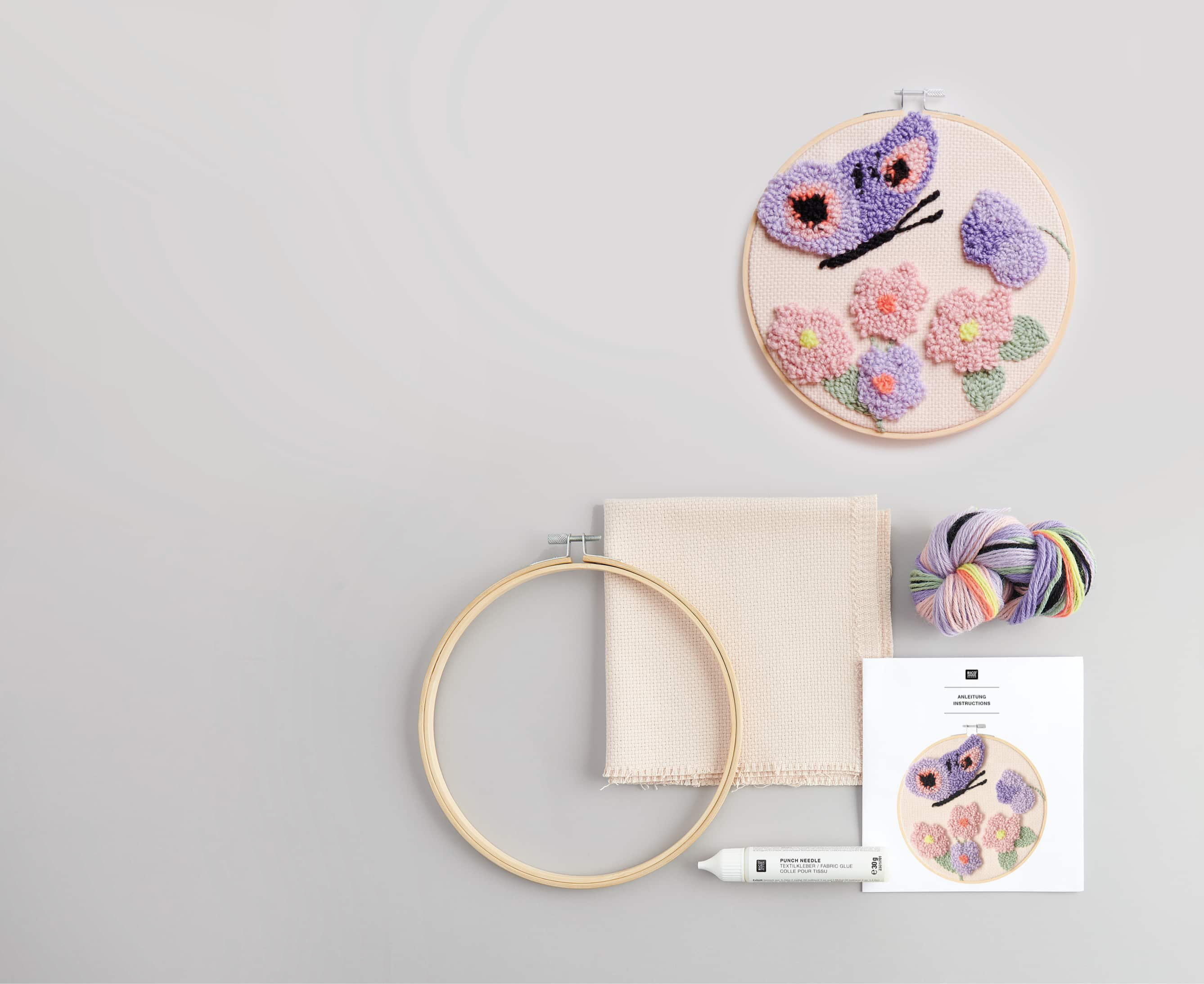 Zubehör und Punch Needle Bild mit Schmetterling und Blumen
