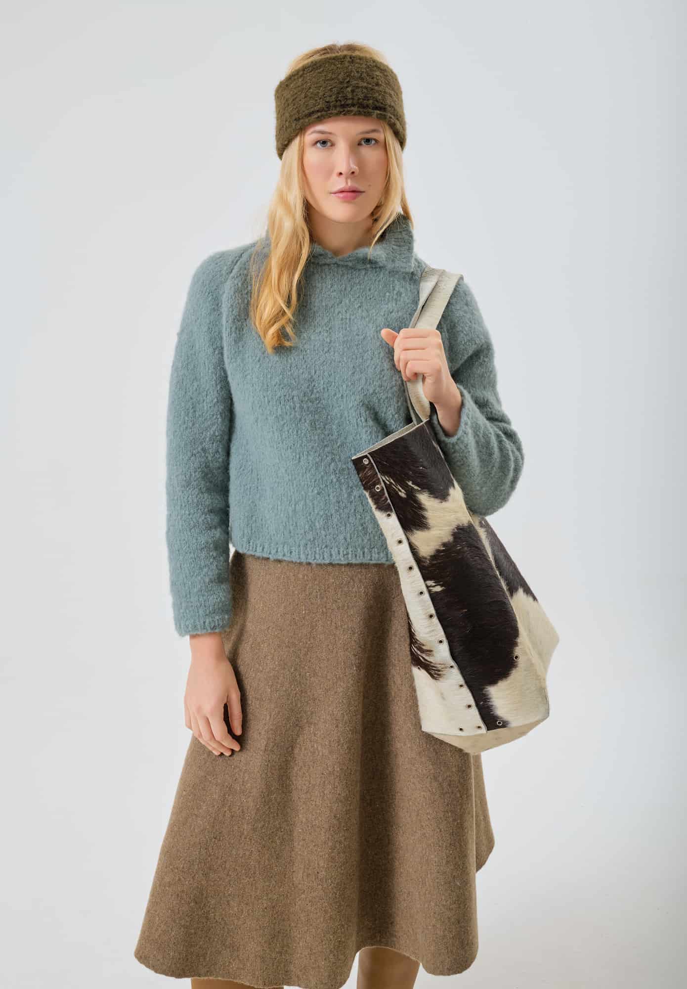 Frau trägt gestrickten Pullover in Rauchblau: Modell 13 aus Made by Me No. 21