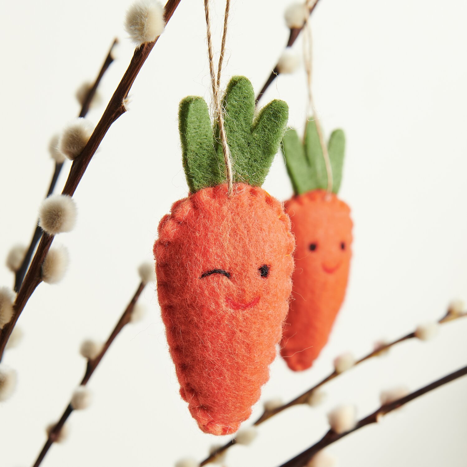 Aufhänger Filz-Möhre Zwinkernd 2D 11,4x4,6x2,3cm von Rico Design