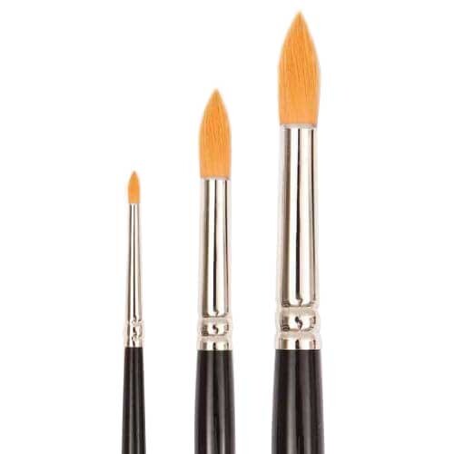 Fine Art Öl Synthetic rund: Drei Pinsel mit orangefarbenen Spitzen und schwarzen Griffen von Rico Design.
