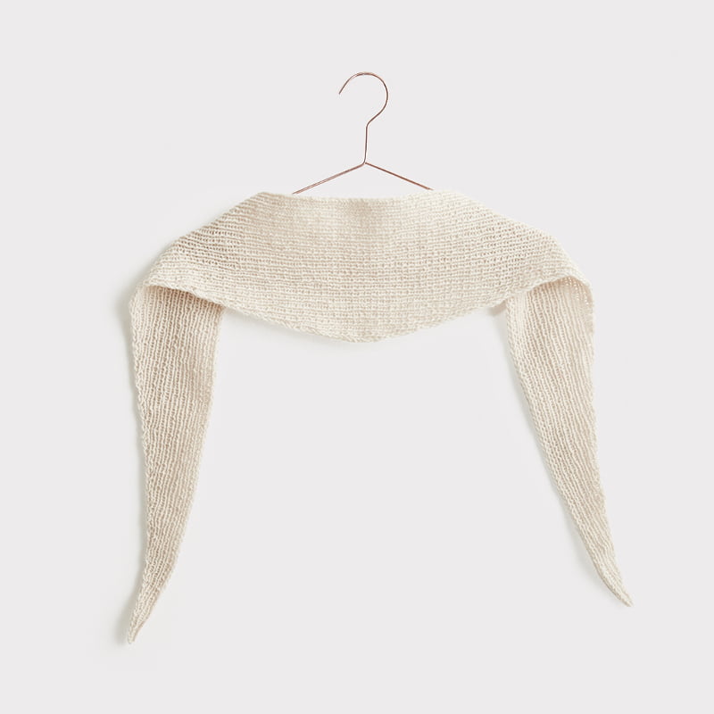 Gestricktes Mini-Dreieckstuch in Natur: Modell 13 aus dem Heft Luxury Knits Premium Natural Fibres