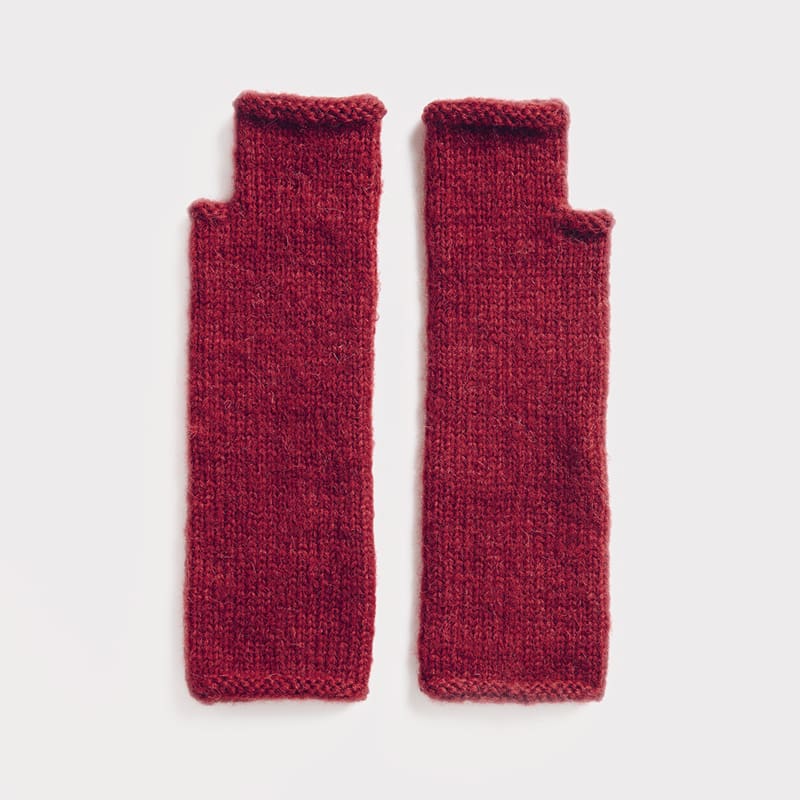 Gestrickte Stulpen in Bordeaux: Modell 02 aus dem Heft Luxury Knits Premium Natural Fibres