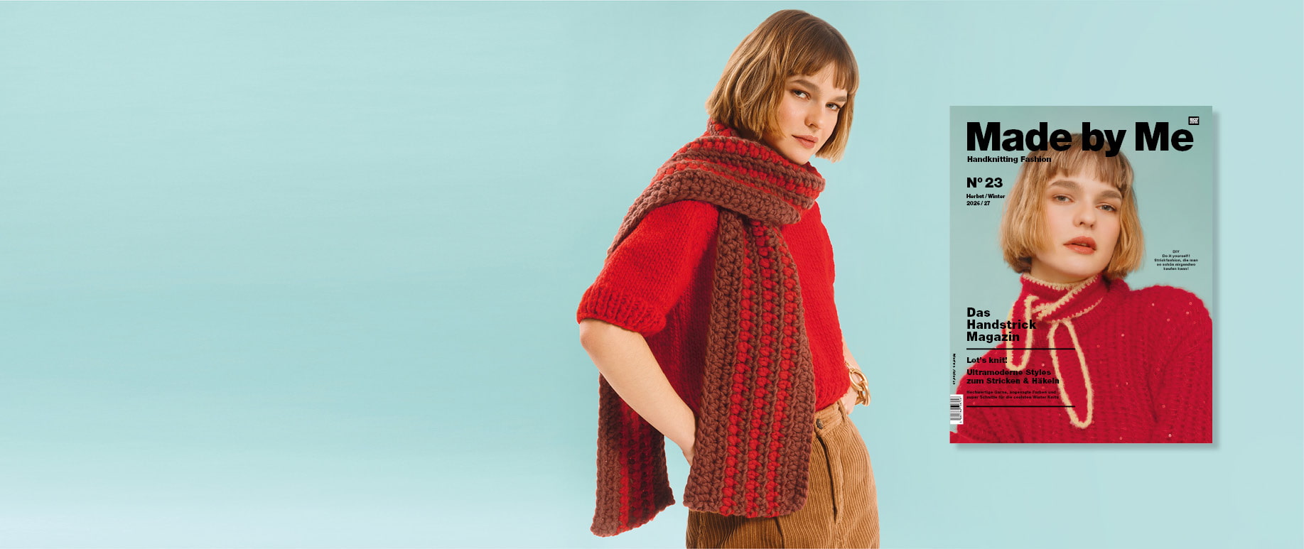 Eine Frau trägt einen roten gestrickten Pullover und einen gehäkelten Schal und posiert vor hellblauem Hintergrund. Daneben ein Cover des Handstrick Magazins Made by Me No. 23.