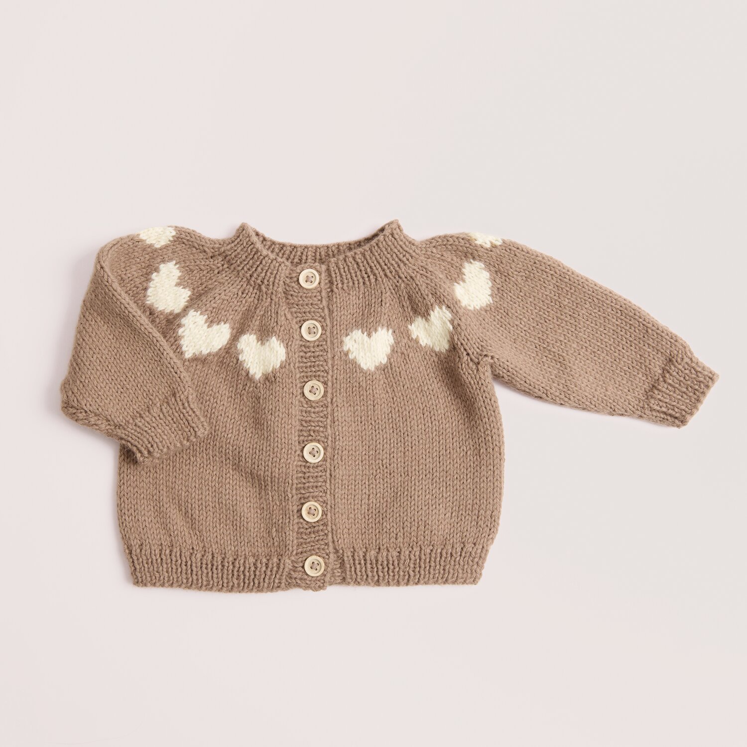 Rico Baby 044, gestrickte Babyjacke aus Rico Baby Dream dk uni - A Luxury Touch, Nougat mit Offwhite-Herzmuster, weiche Wolle, 50g 115m