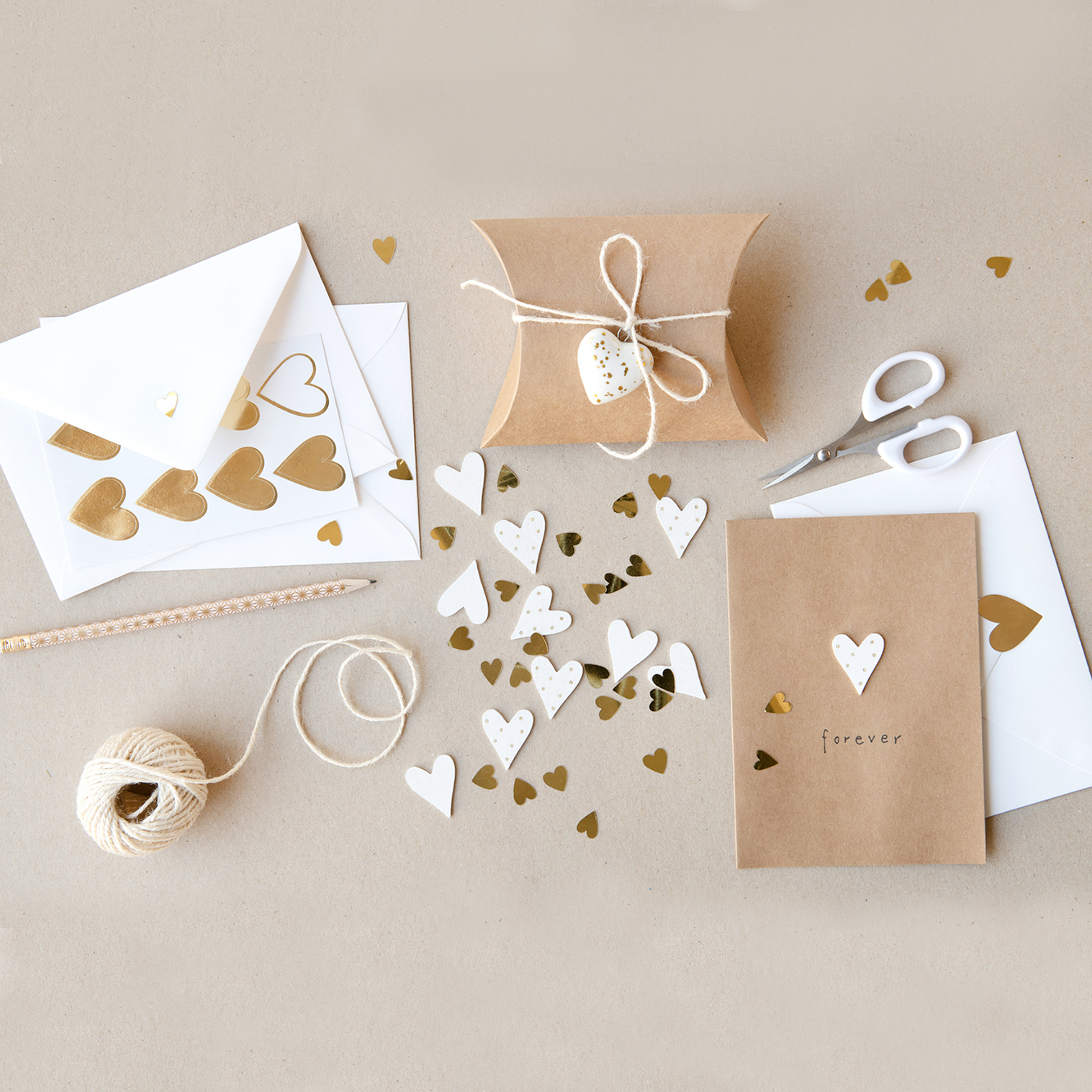Gebastelte Karten und Geschenke mit Herzausschnitten