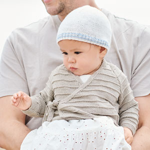 Baby trägt gestrickte Wickeljacke