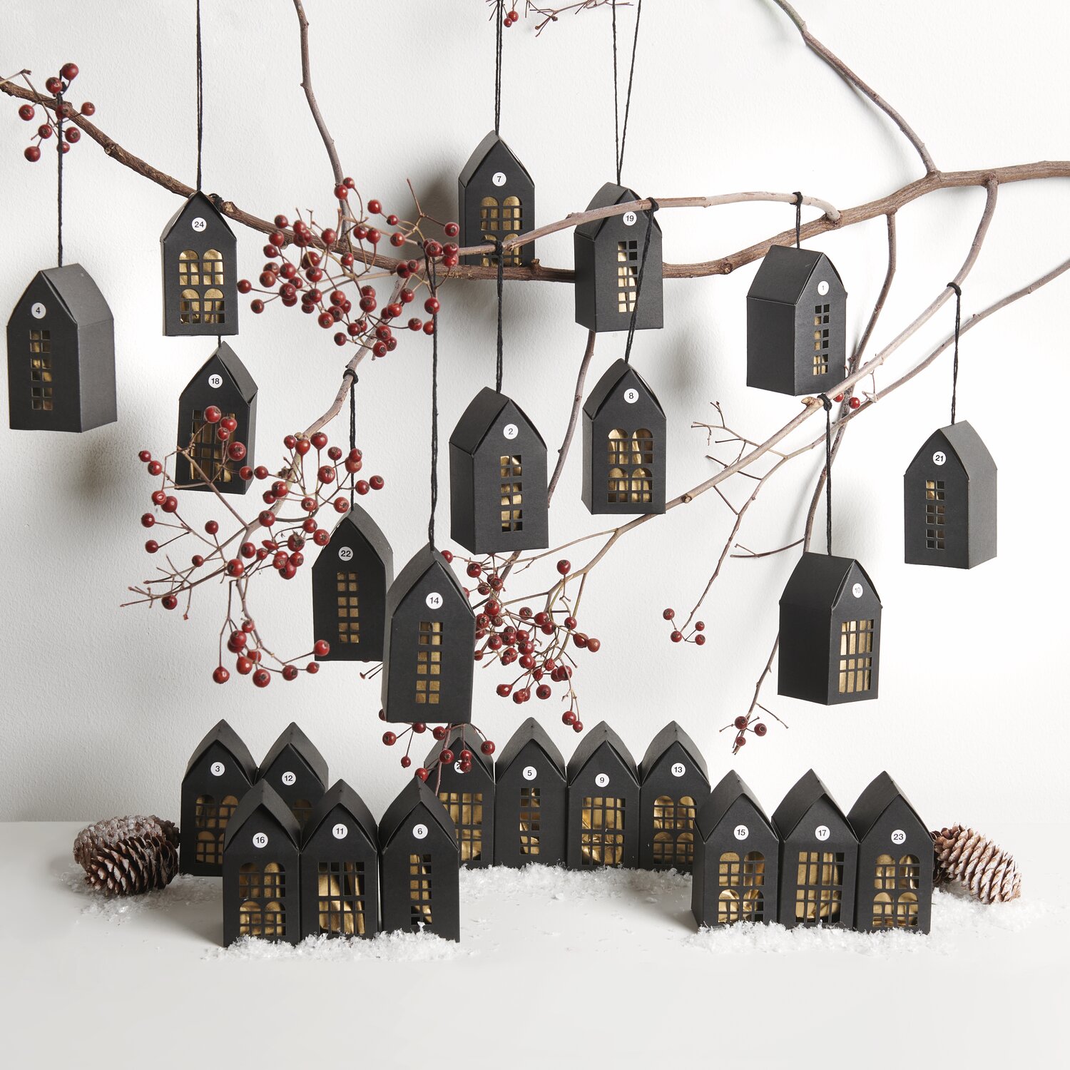 Adventskalender Papphäuser 24 Stück 7x5x5cm Farbe Schwarz von Rico Design