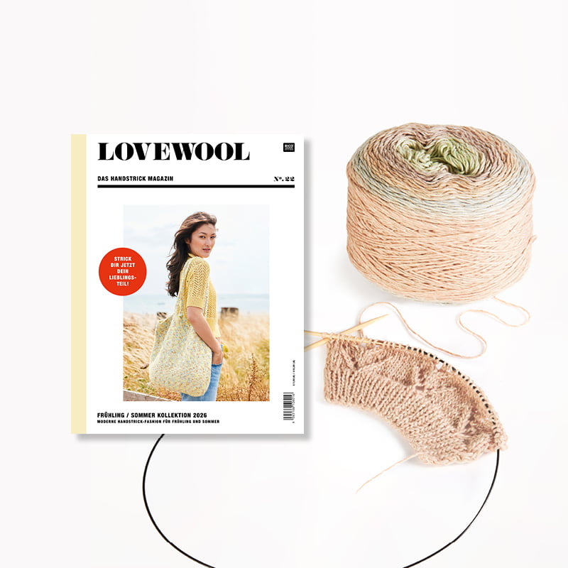 Strickheft Lovewool Nr. 22 neben einem Wollknäuel und Strickstück