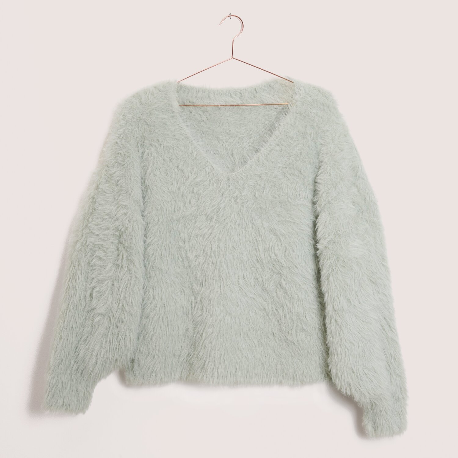 Creative Fur, gestrickter Pullover mit V-Ausschnitt aus Rico Design, flauschige Oberfläche in pastelligem Ton, geeignet für Projekte mit 100g 130m Garn