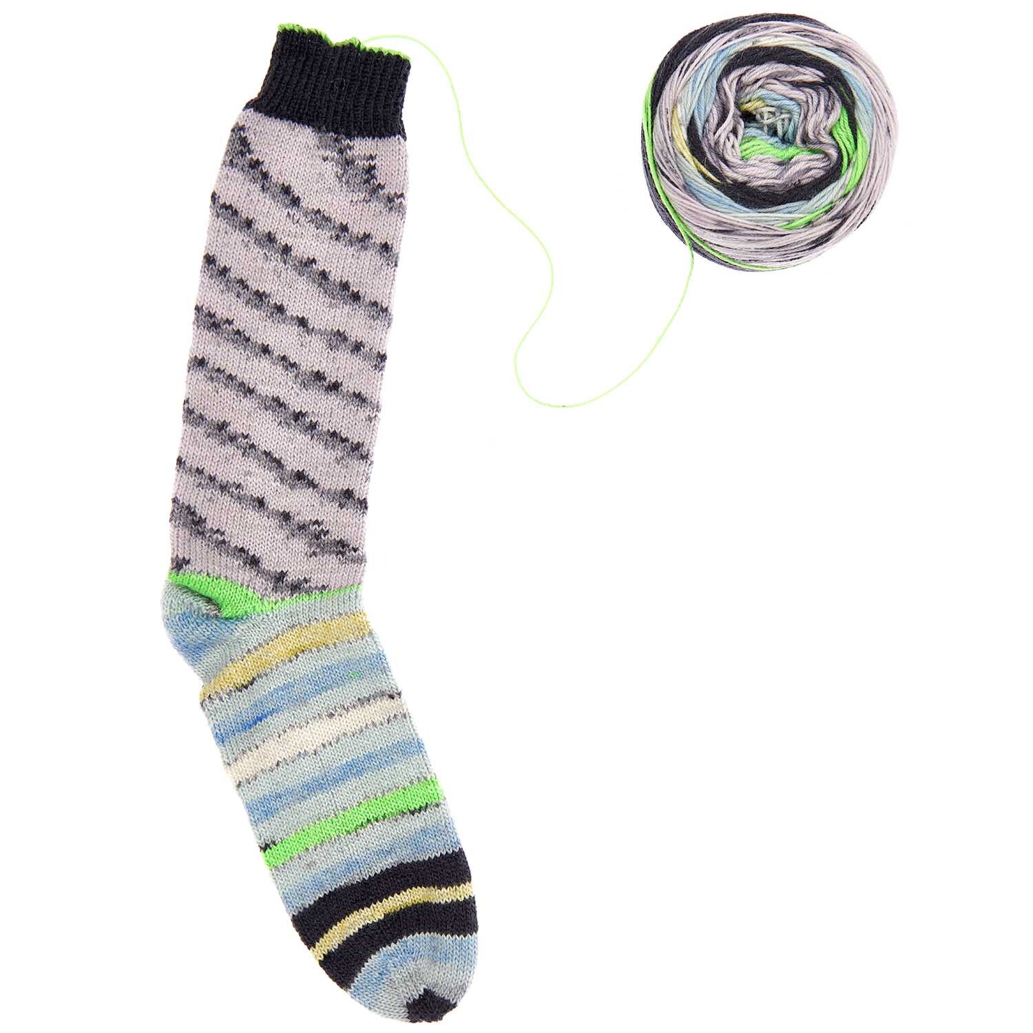 Superba Hottest Socks ever! 4fädig: Bunte gestreifte Socke mit passendem Garnknäuel, ideal für kreative Strickprojekte.