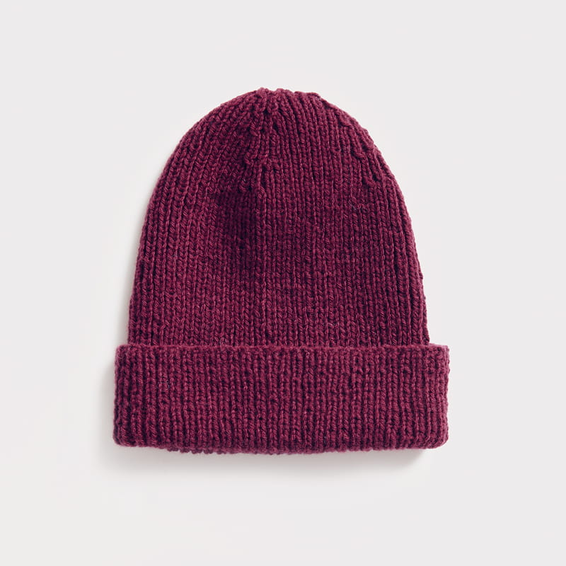 Gestrickte Mütze in Bordeaux: Modell 06 aus dem Heft Luxury Knits Premium Natural Fibres