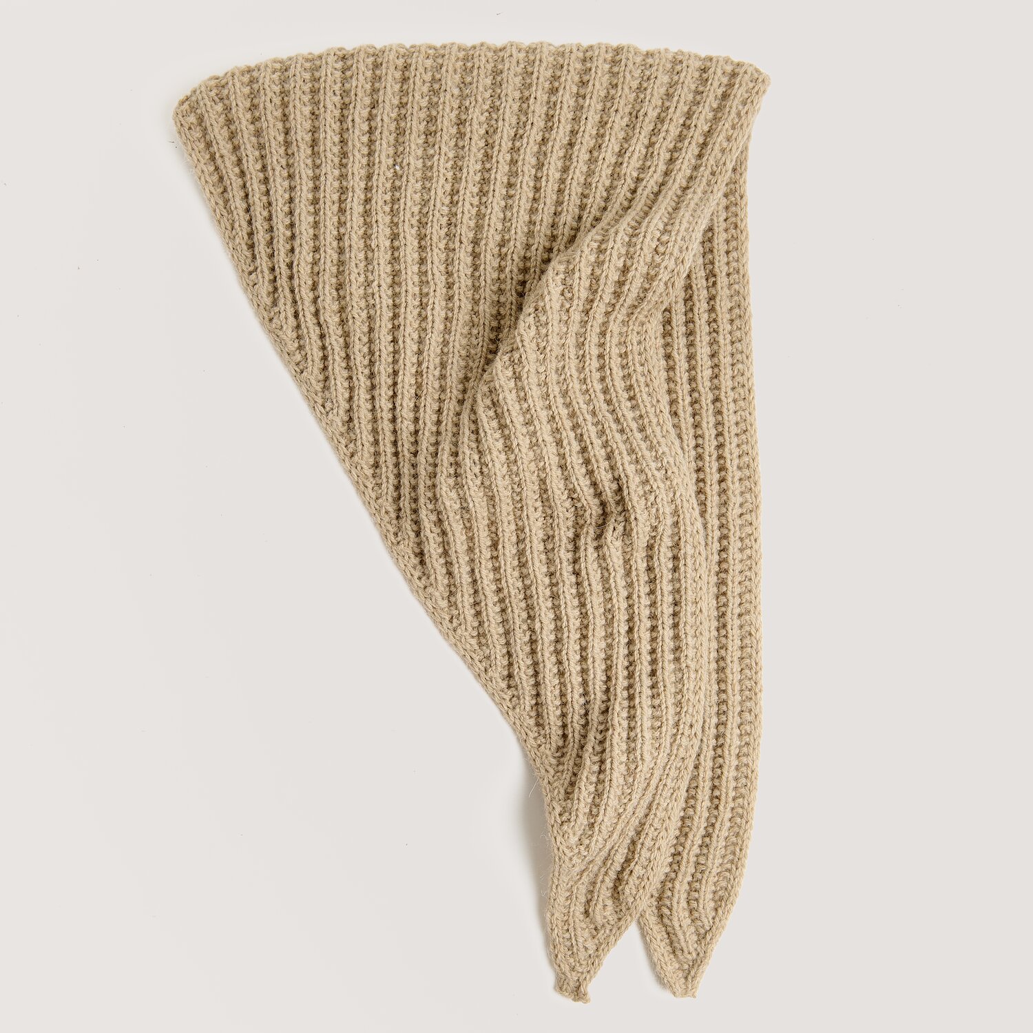 Strickset Kaputzentuch Modell 05 aus Lovewool No. 23, gestricktes Dreieckstuch mit plastischer Rippenstruktur in hellem Beigeton, weich fallend auf hellem Hintergrund
