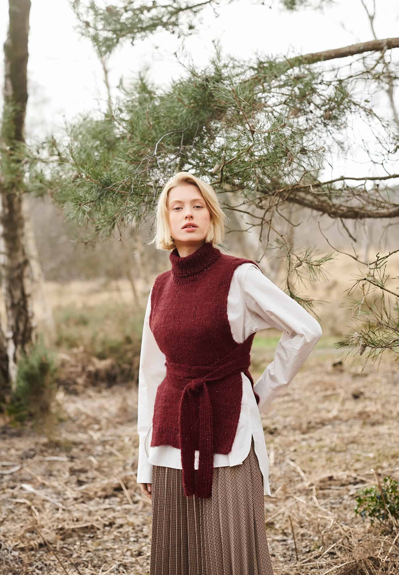Frau trägt gestrickten Pullover in Bordeaux: Modell 33 aus Lovewool No. 21