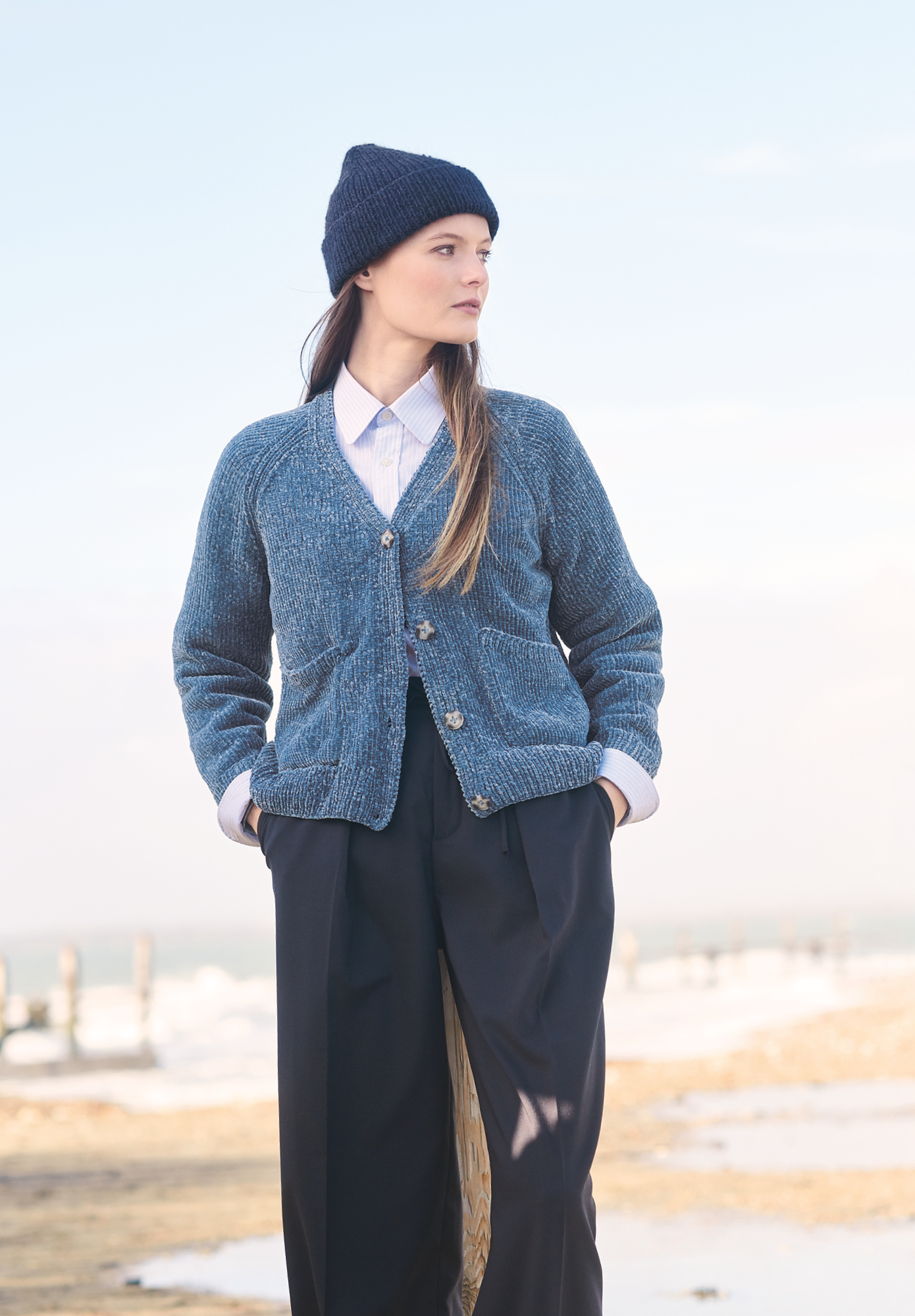 Frau trägt gestrickte Jacke in Blau: Modell 29 aus Lovewool No. 19