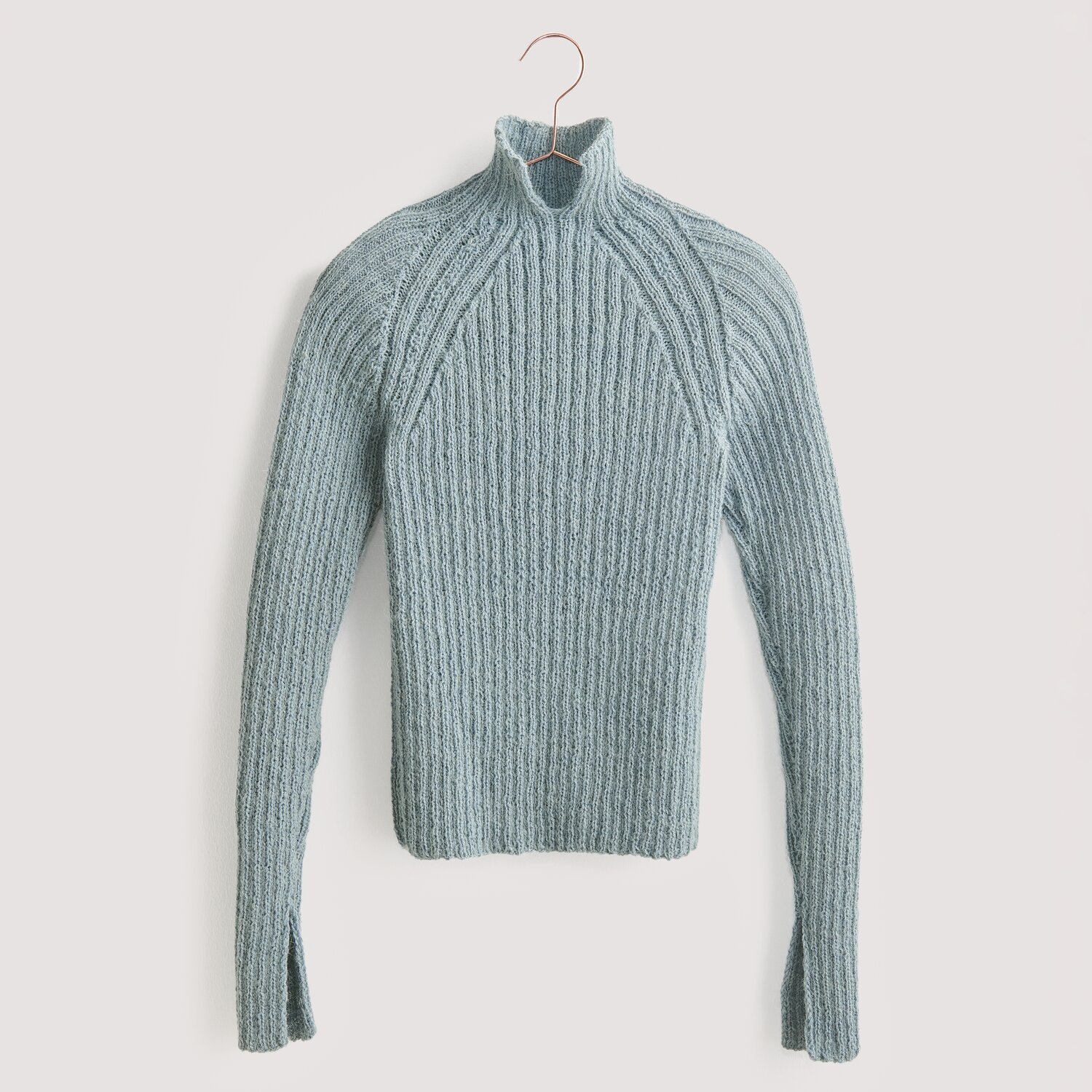 Luxury Knits - Premium Natural Fibres Sprachauswahl deutsch von Rico Design Strickset Pullover Modell 09 aus Luxury Knits: Eleganter, hellblauer Pullover aus Premium Natural Fibres, ideal für stilvolle Wintertage.