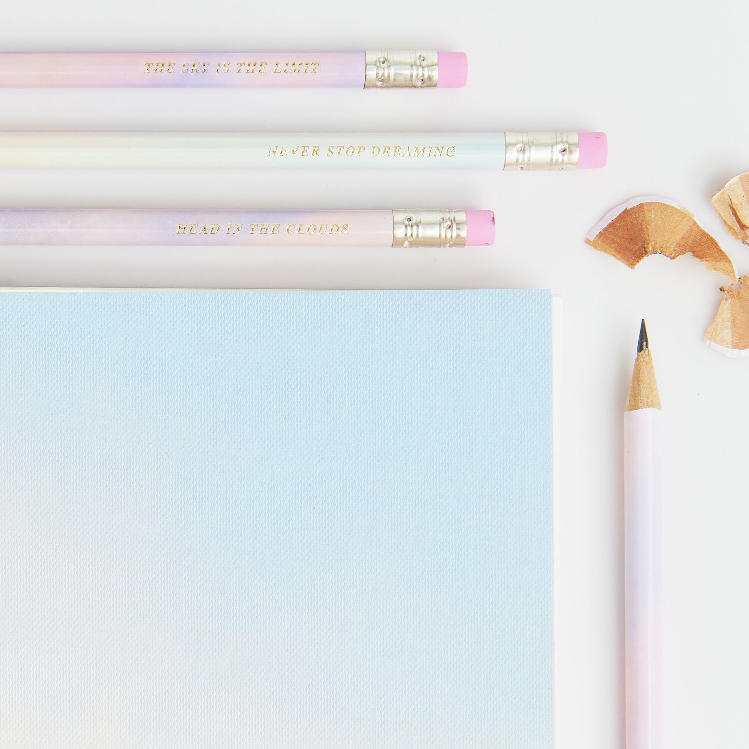 Paper Poetry Bleistiftset Himmel, 4-teilig, pastellfarbene Stifte mit rosa Radiergummis auf hellem Hintergrund.