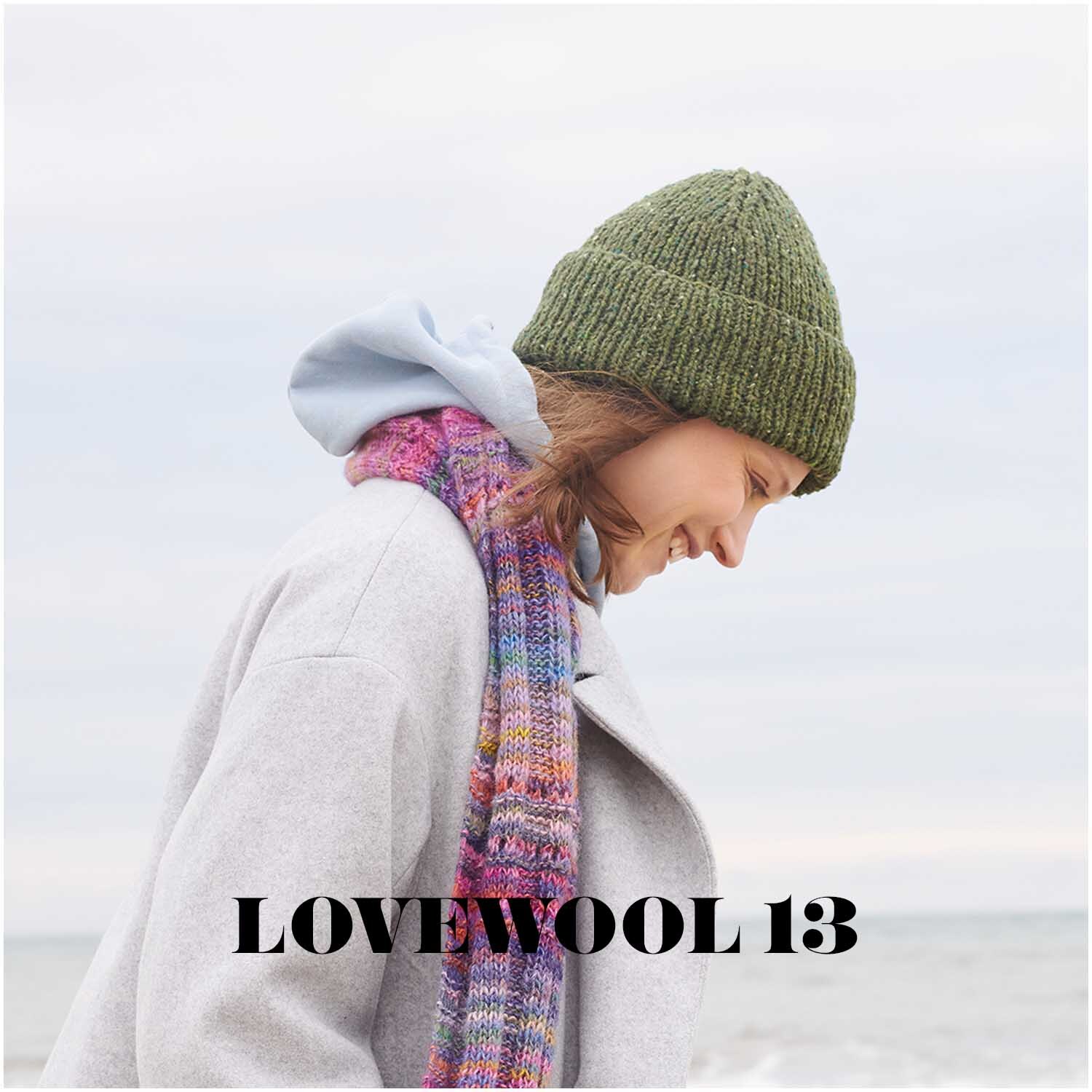 Fashion Modern Tweed aran 50g 95m Farbe Oliv von Rico Design Fashion Modern Tweed aran: Frau am Strand mit olivgrüner Mütze und bunter Schal, Rico Design.