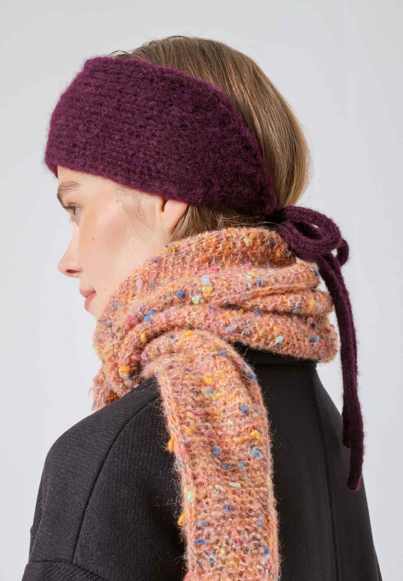 Frau trägt gestricktes Stirnband in Bordeaux: Modell 08 aus Made by Me No. 21