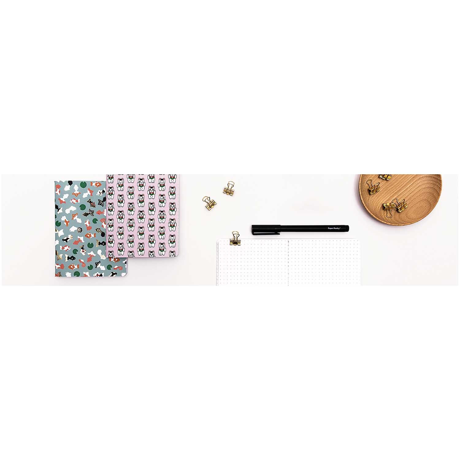 Paper Poetry Notizbücher Jardin Japonais Koi & Katze A6 punktkariert 40 Seiten 2 Stück von Rico Design Paper Poetry Notizbücher Jardin Japonais Koi & Katze A6 punktkariert, 40 Seiten, 2 Stück. Mehrfarbige Designs mit Koi und Katzenmotiven, ideal für Notizen.