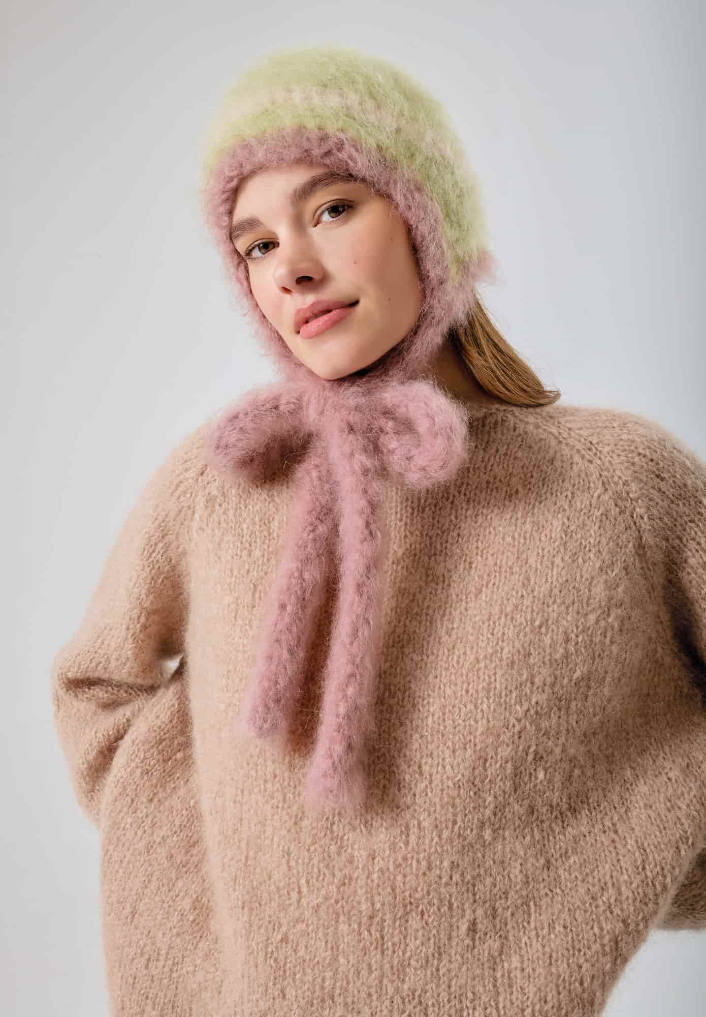 Frau trägt gestrickte Mütze in Grün und Rosa: Modell 33 aus Made by Me No. 21
