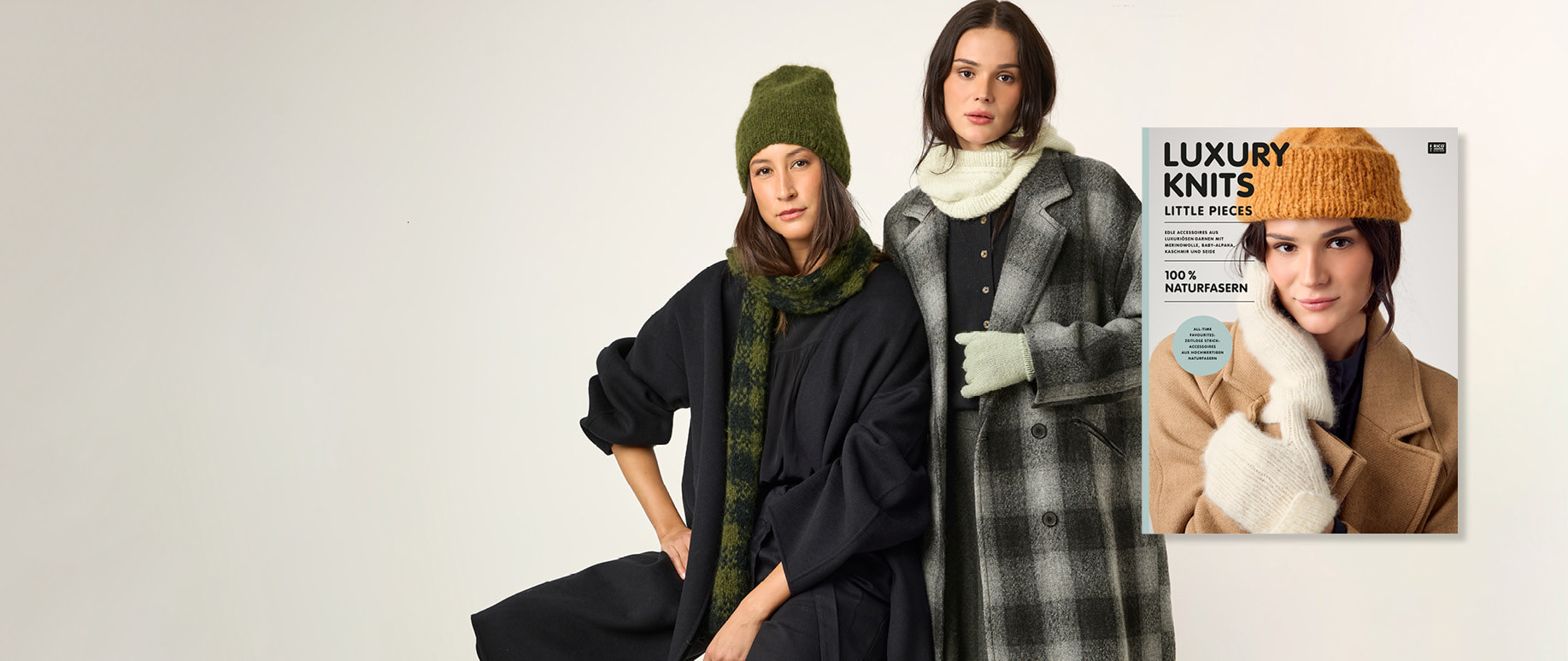 Zwei Frauen tragen gestrickte Accessoires und posieren vor hellem Hintergrund. Daneben ein Cover des Handstrick Magazins Luxury Knits Little Pieces.