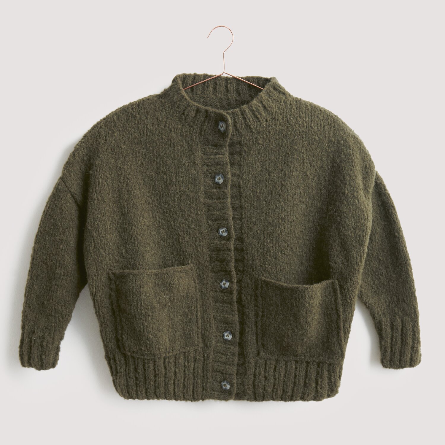 Luxury Knits - Premium Natural Fibres Sprachauswahl deutsch von Rico Design Strickset Jacke Modell 18 aus Luxury Knits: Olivgrüne Strickjacke mit Knopfleiste und Taschen.