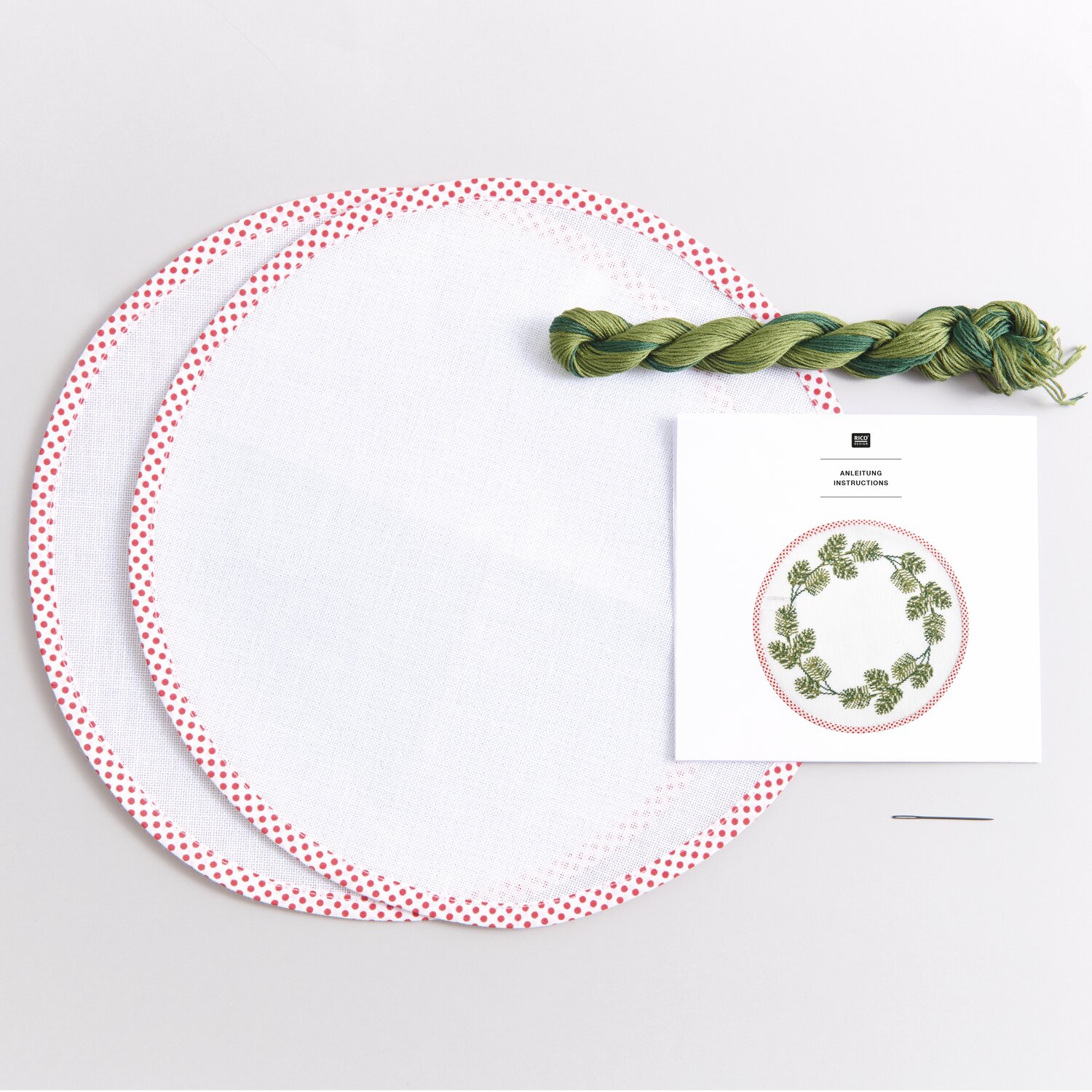 Stickpackung Platzsets rund Tannenzweige 2 Stück Ø30cm von Rico Design
