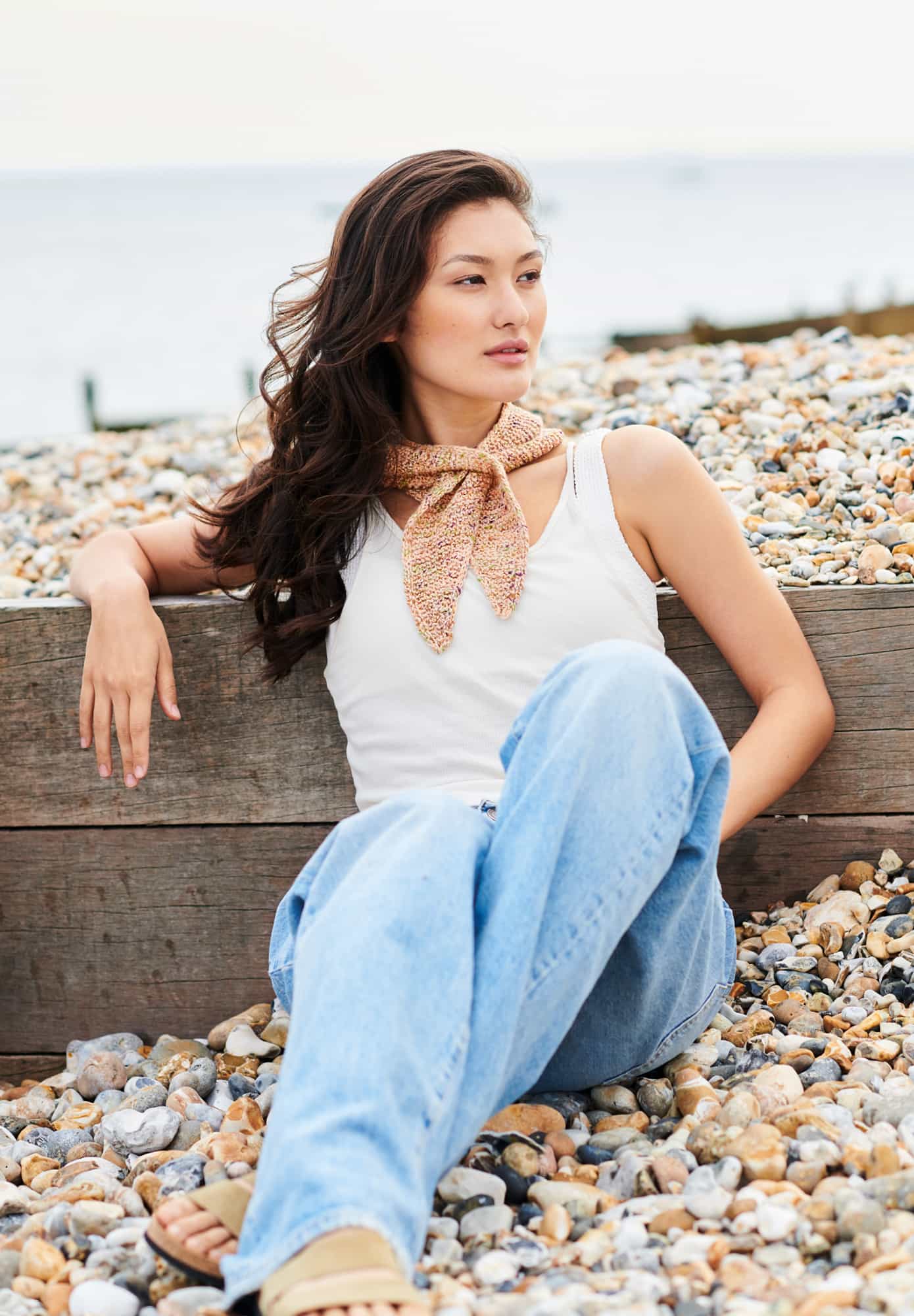 Frau trägt gestricktes Halstuch in Naturtönen: Modell 02 aus Lovewool No. 22