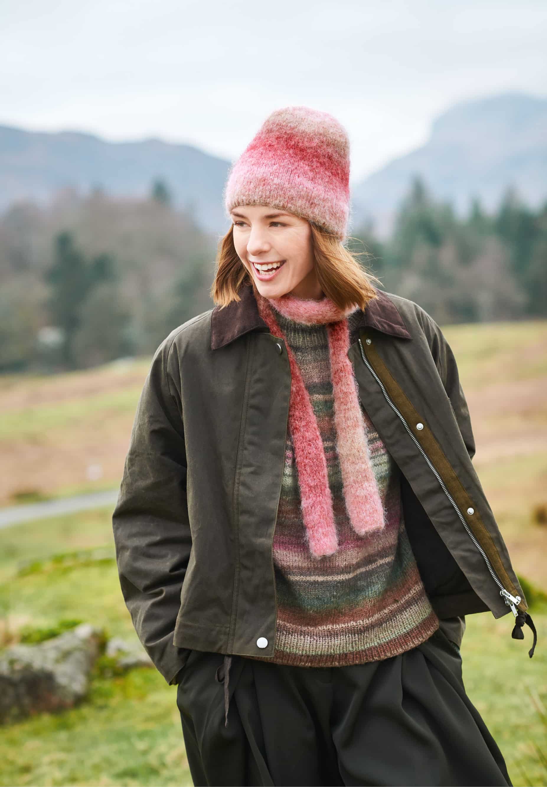 Frau trägt gestrickte Mütze und Schal in Rosatönen: Modell 29 und 30 aus Lovewool No. 23