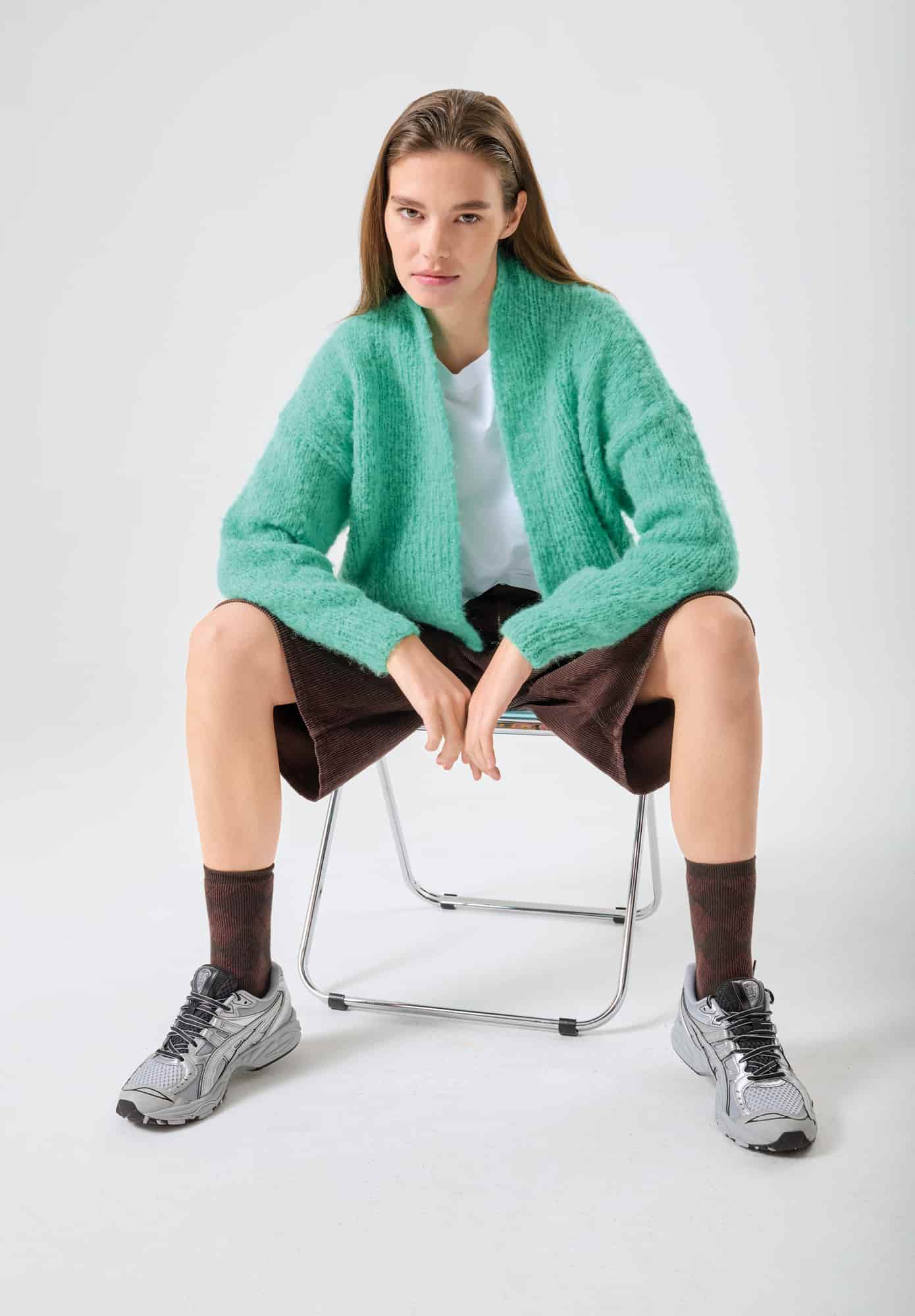 Frau trägt gestrickte Jacke in Smaragd: Modell 17 aus Made by Me No. 21