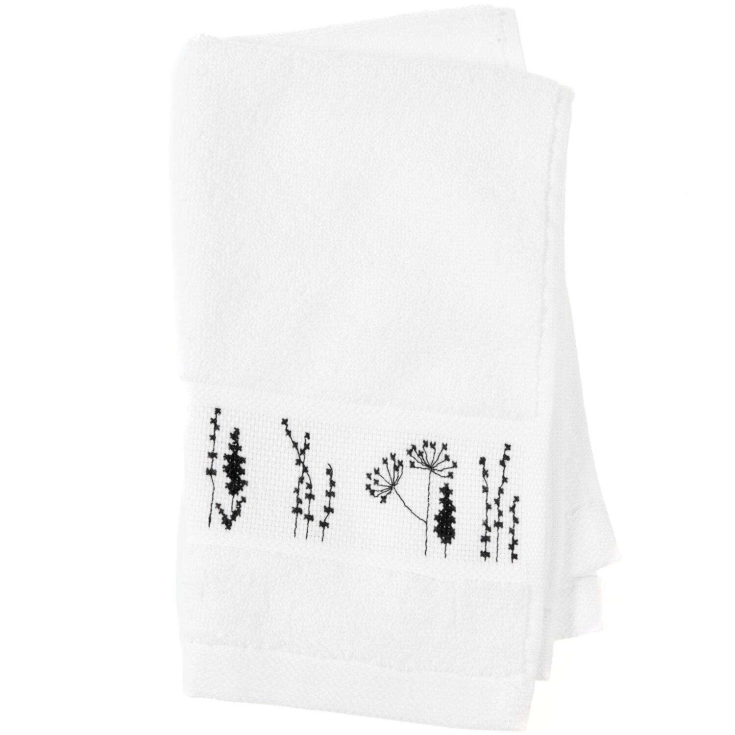 Stickset Gästetuch, Weiß Modell 80857 aus Stickbuch 186 zeigt ein weißes Gästehandtuch mit schwarzem, filigranem Stickmuster aus floralen Motiven im unteren Randbereich