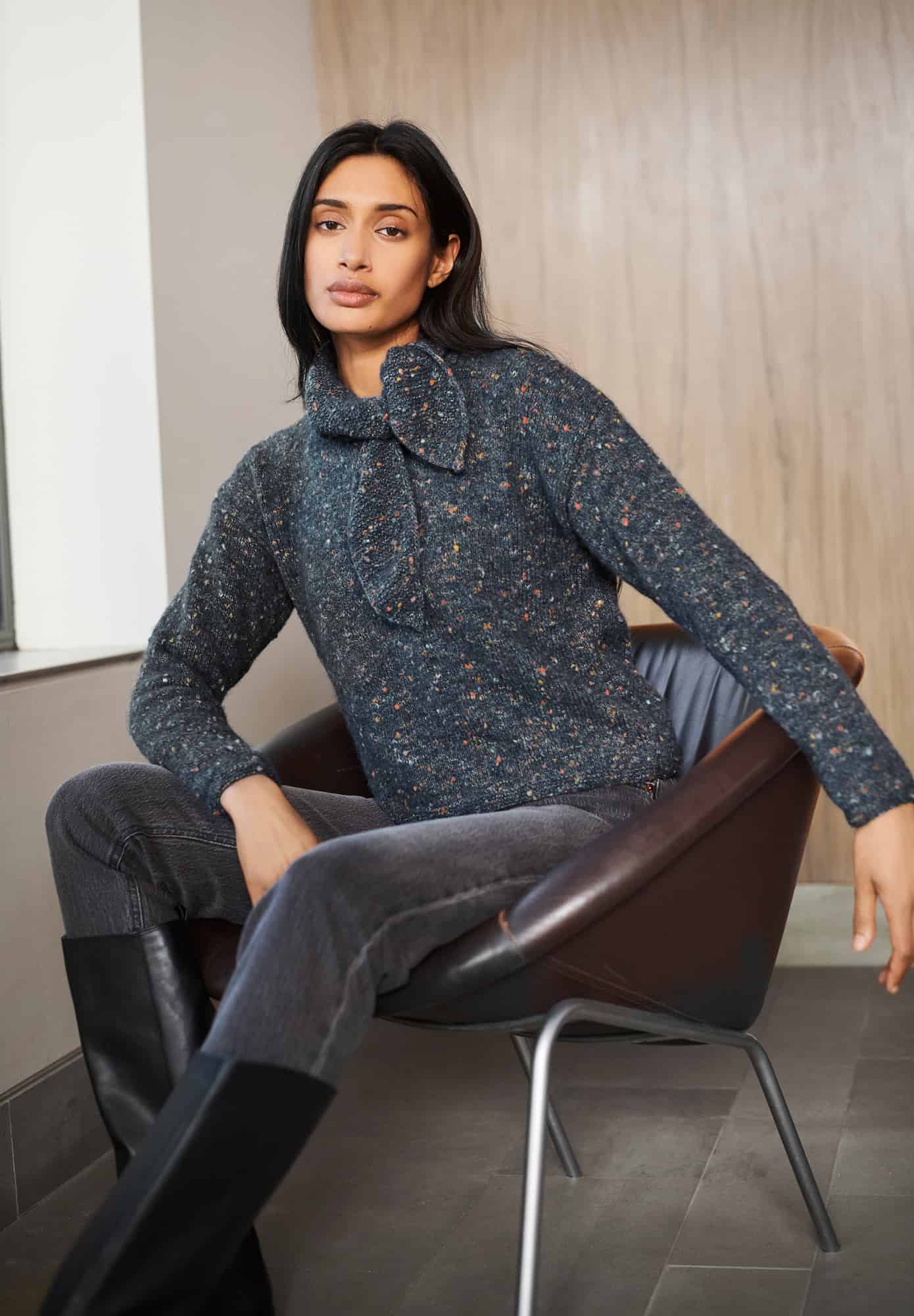 Frau trägt gestrickten Pullover mit Tuchdetail in Marineblau: Modell 27 aus Lovewool No. 21