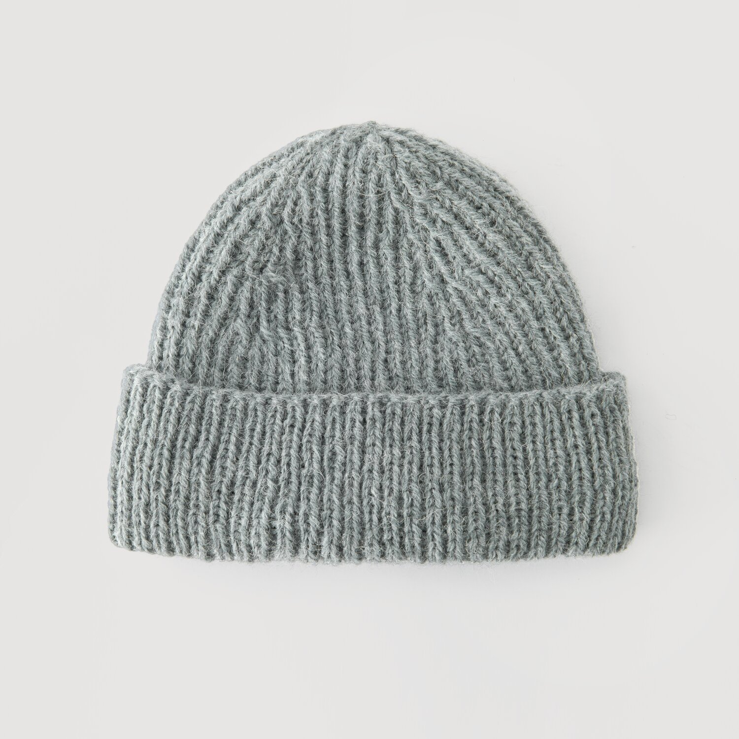 Graue Strickmütze von Modell Legeware, aus weichem Material gefertigt. Die Mütze hat ein schlichtes Design mit umgeschlagenem Rand, ideal für kalte Tage. Perfekt für stilvolle Winteroutfits.