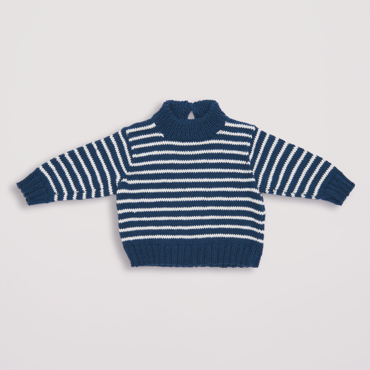 Strickset Pullover Modell 08 aus Baby Nr. 39, gestreift in Weiß und Marine, aus Bio-Baumwolle.