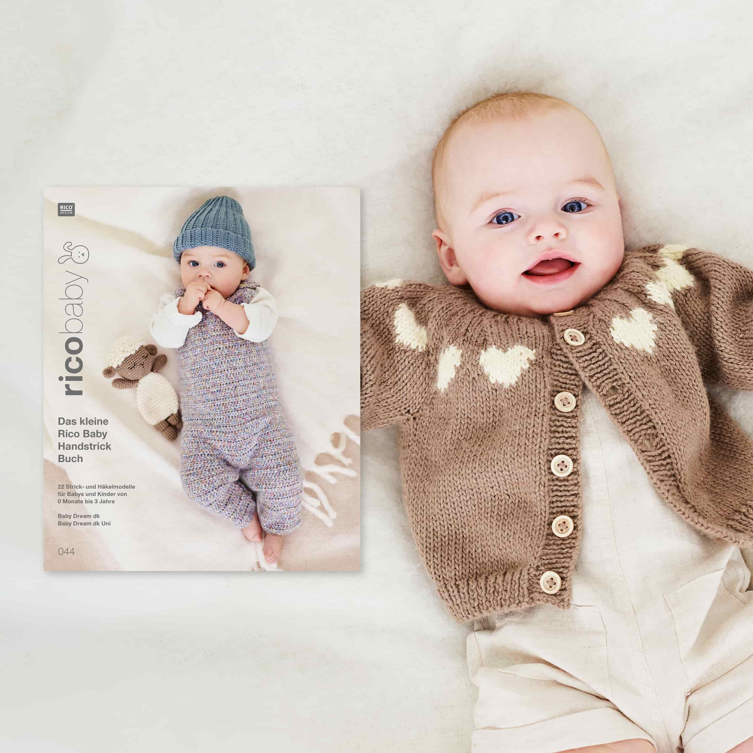 Ein Baby liegt mit einer Strickjacke gekleidet auf einer Decke. Daneben ein Cover des Strickhefts Rico Baby 44.