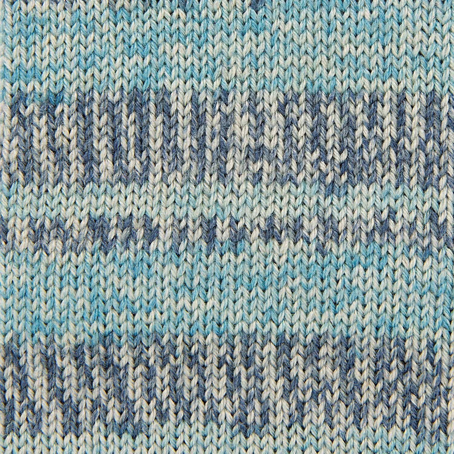 Superba Bamboo superwash, gestricktes Muster in Denim Mix. Weiche Textur, ideal für Strickprojekte.