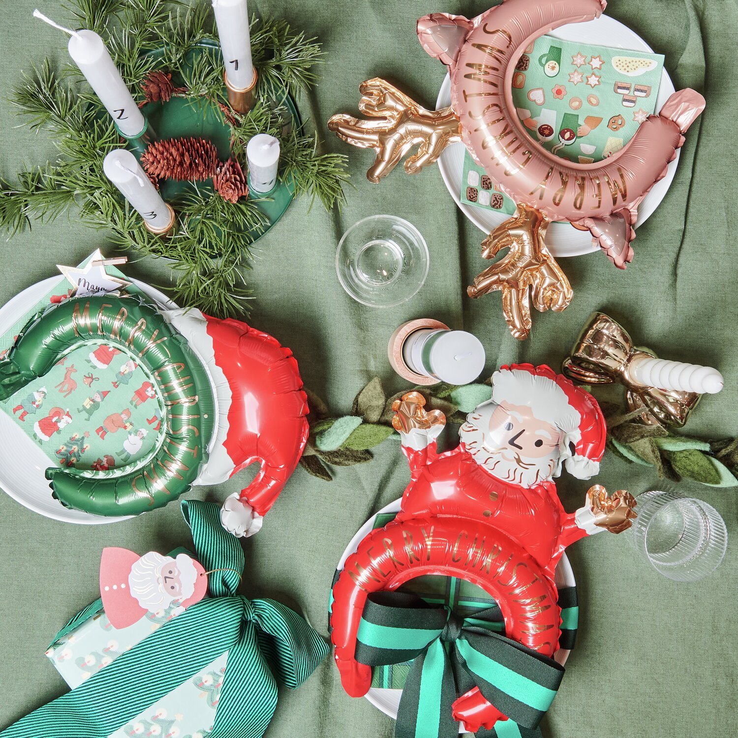 Folienballon Haarreifen 6 Stück: Festliche Ballons in Rot und Grün auf einem gedeckten Tisch.
