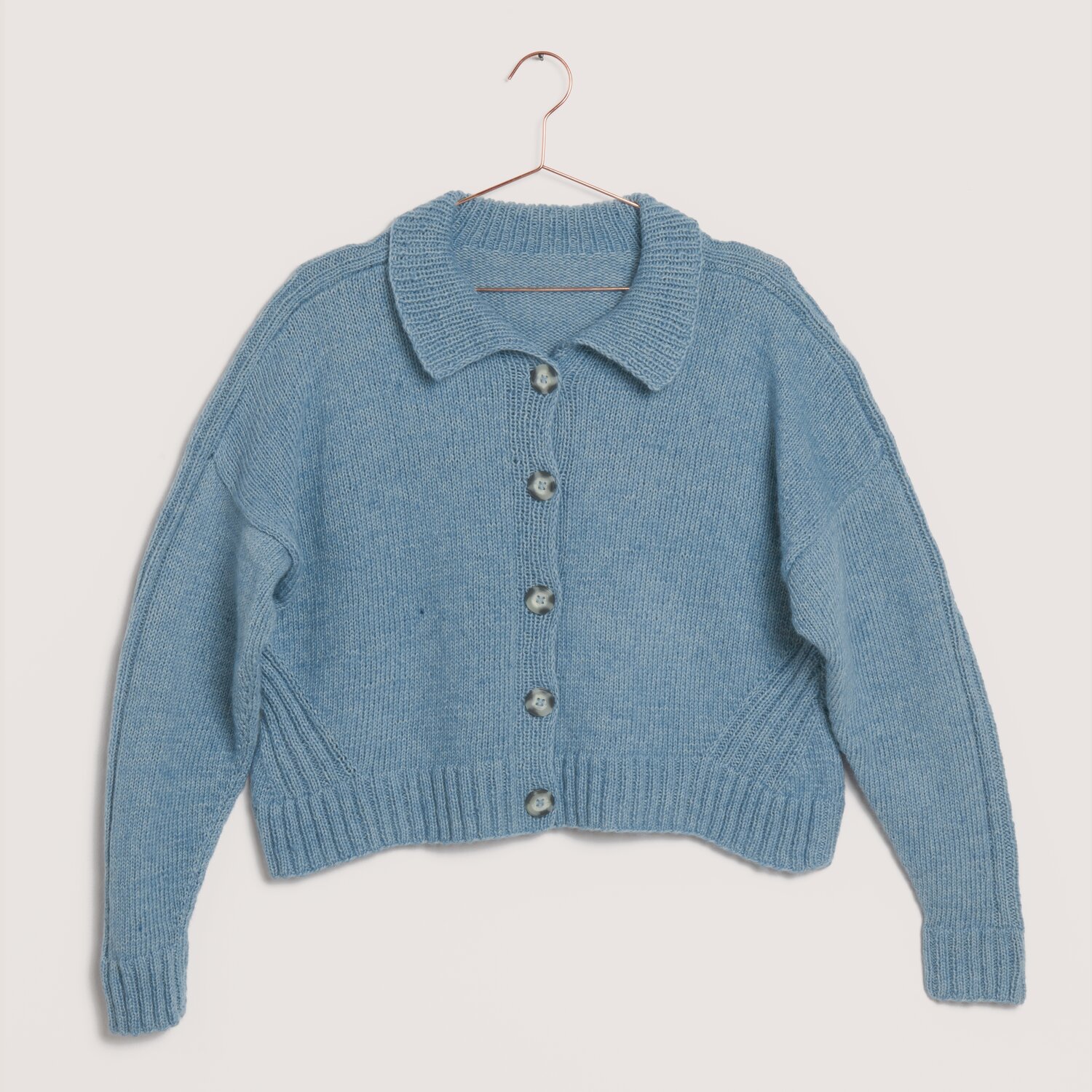 Made by Me No. 22 Frühjahr-Sommer Strickjacke in Taubenblau aus Creative Cotton Fleece dk.