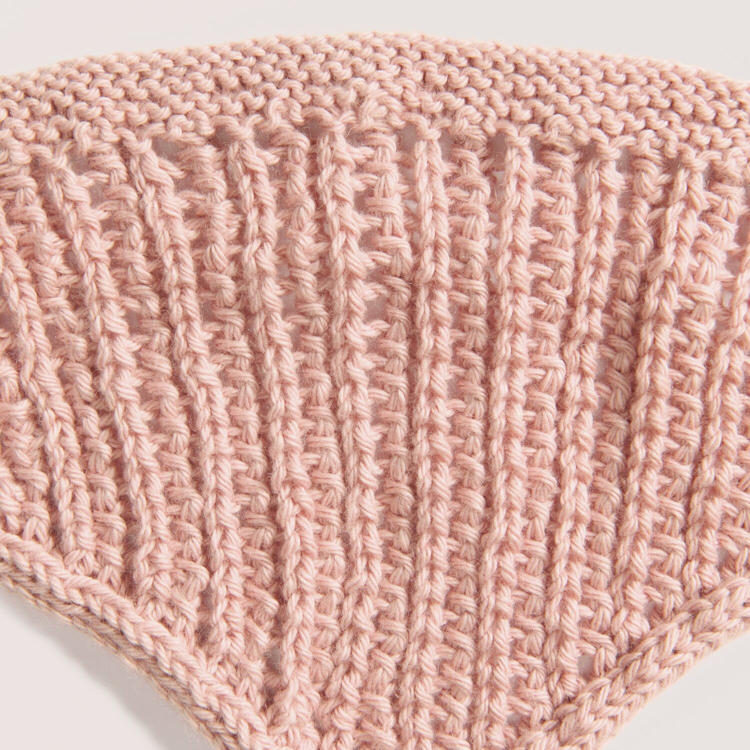 Rico Baby 043 zeigt ein gestricktes Muster in zartem Rosa, ideal für Babybekleidung.